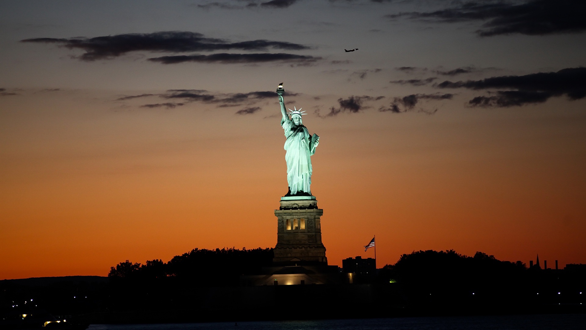 statue de la liberté hd fond d'écran,statue,ciel,monument,le coucher du soleil,crépuscule