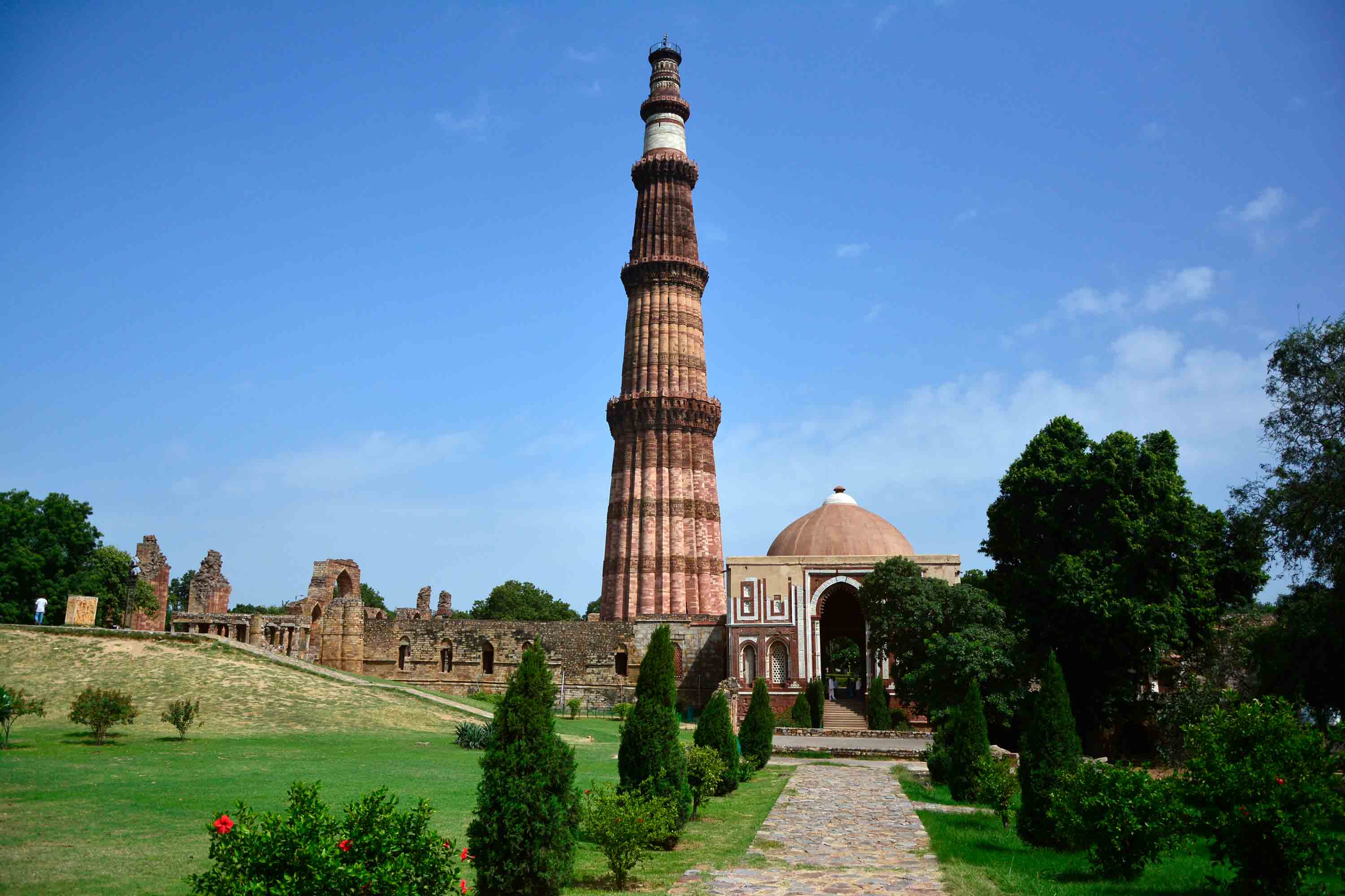 qutub minar wallpaper,torre,edificio,atracción turística,lugar de adoración,árbol