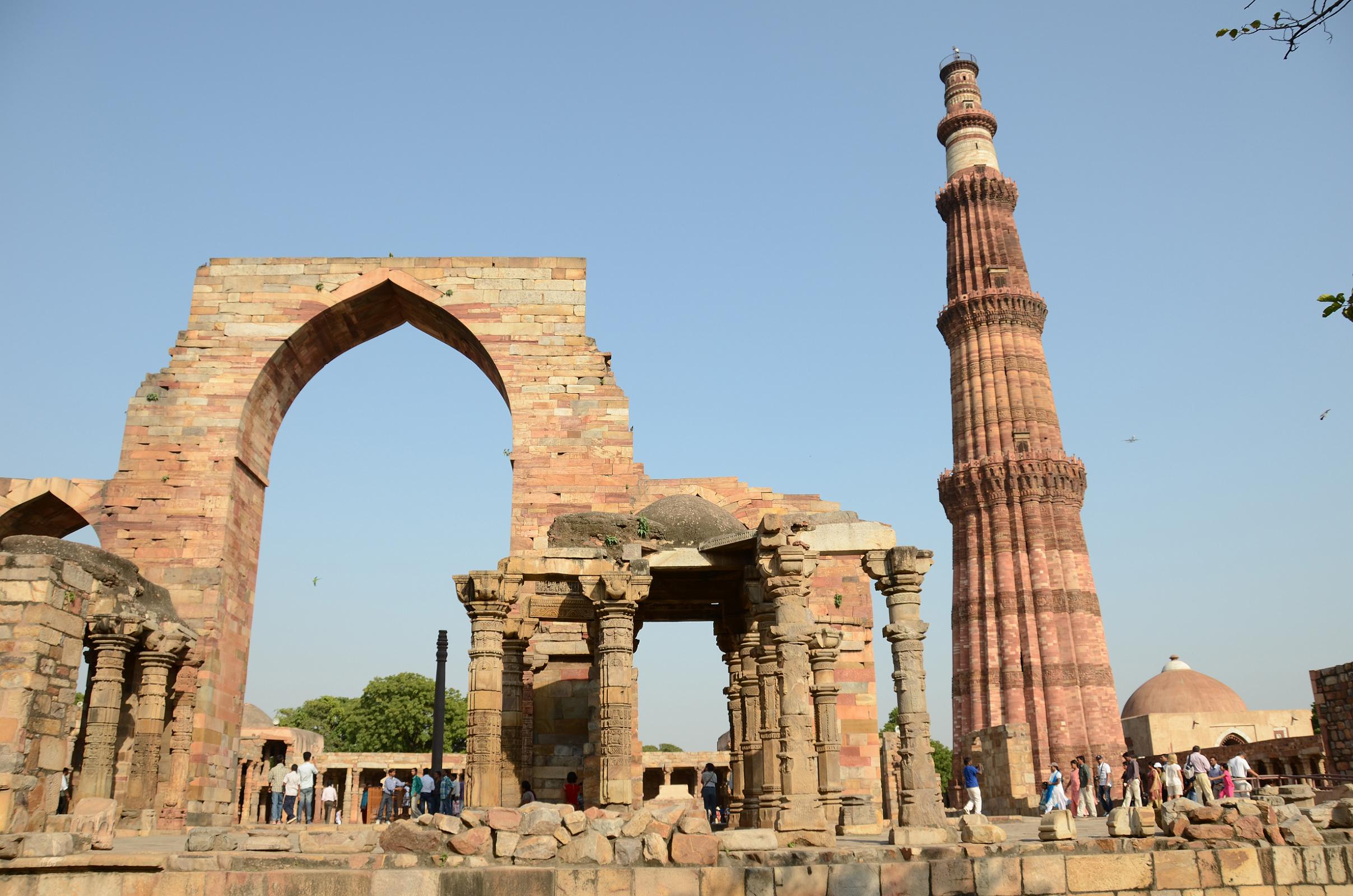 sfondo di qutub minar,arco,storia antica,architettura,arco di trionfo,sito archeologico