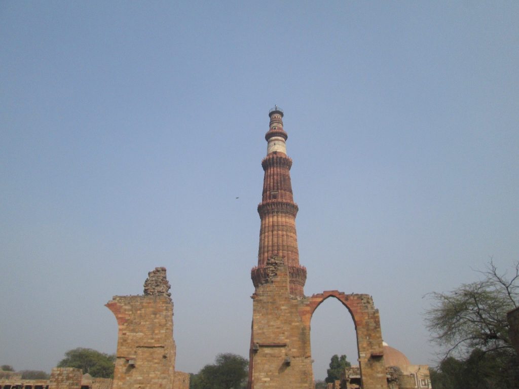 sfondo di qutub minar,torre,monumento,patrimonio mondiale dell'unesco,attrazione turistica,moschea