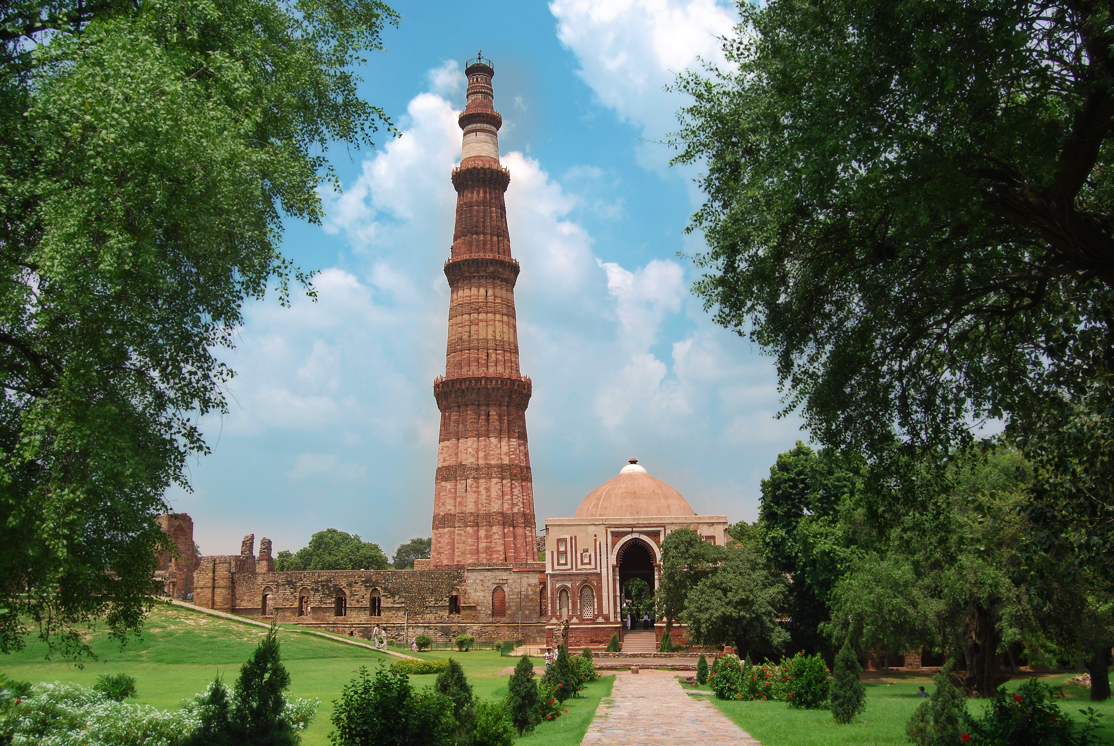 sfondo di qutub minar,paesaggio naturale,torre,monumento,costruzione,attrazione turistica