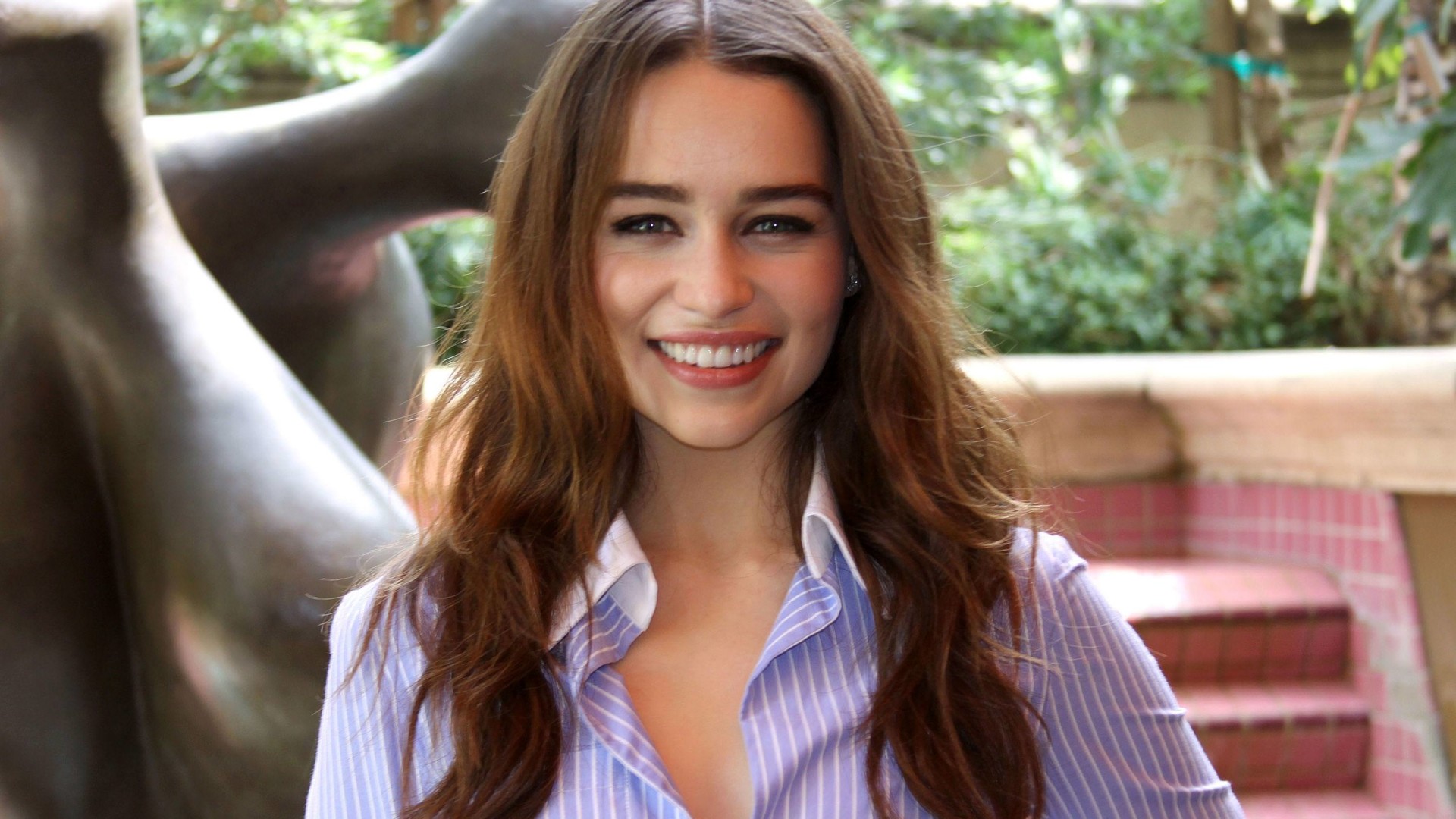 emilia clarke sfondi hd,capelli,bellezza,acconciatura,sorridi,capelli castani