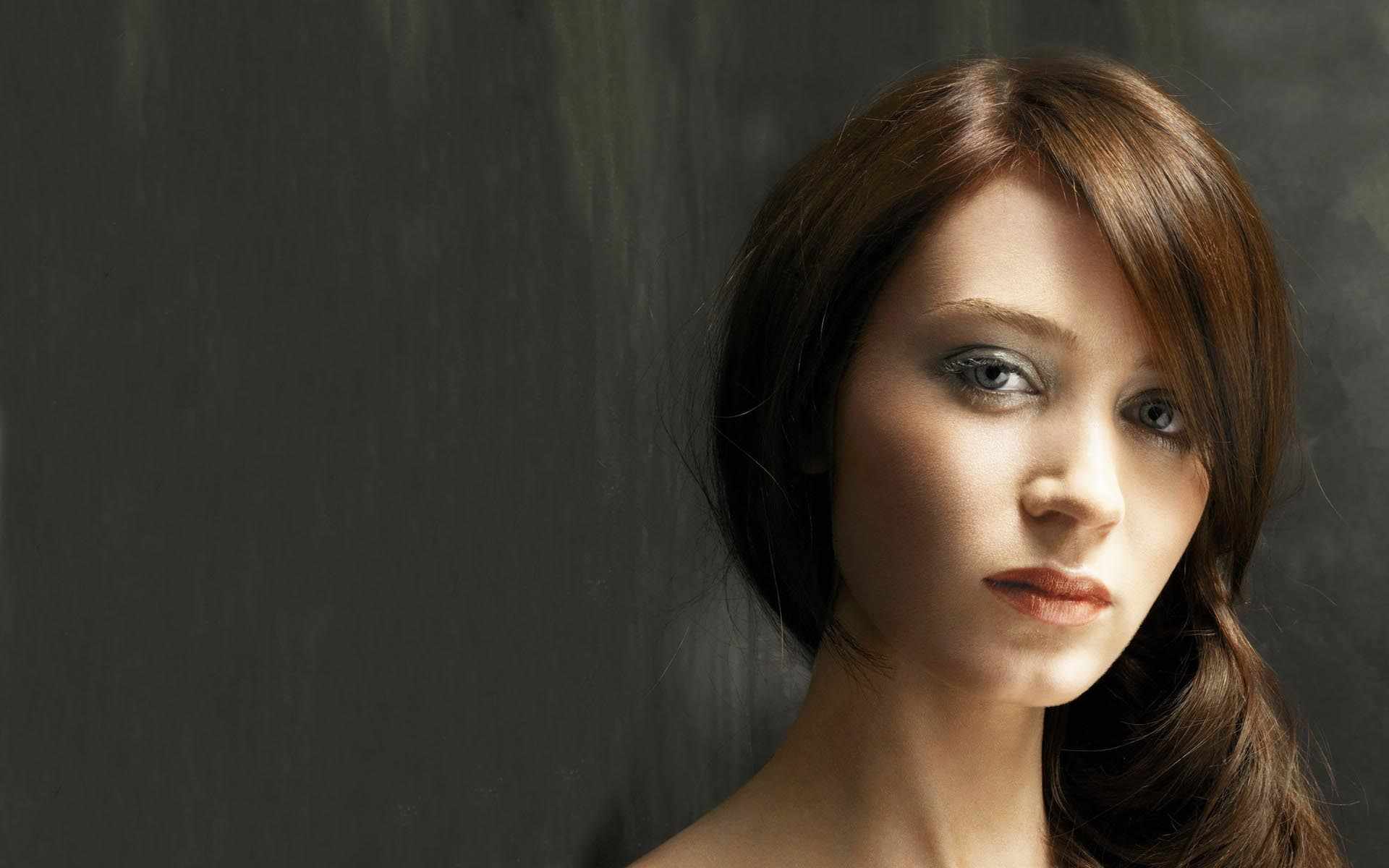 emily blunt wallpaper,hair,face,hairstyle,chin,beauty