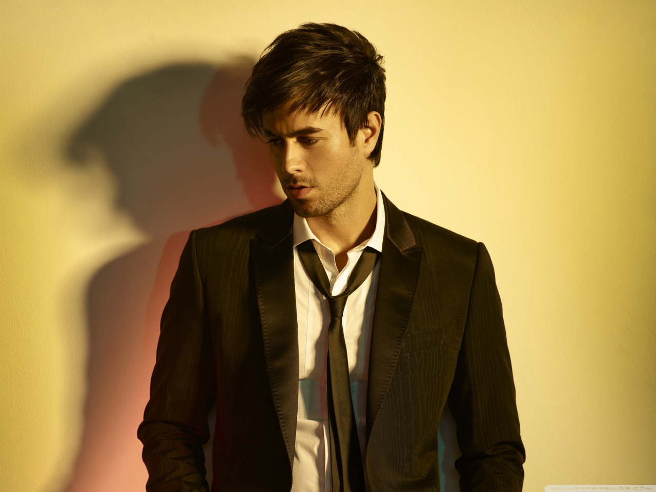 enrique iglesias hd wallpaper,suit,forehead,human,white collar worker,formal wear