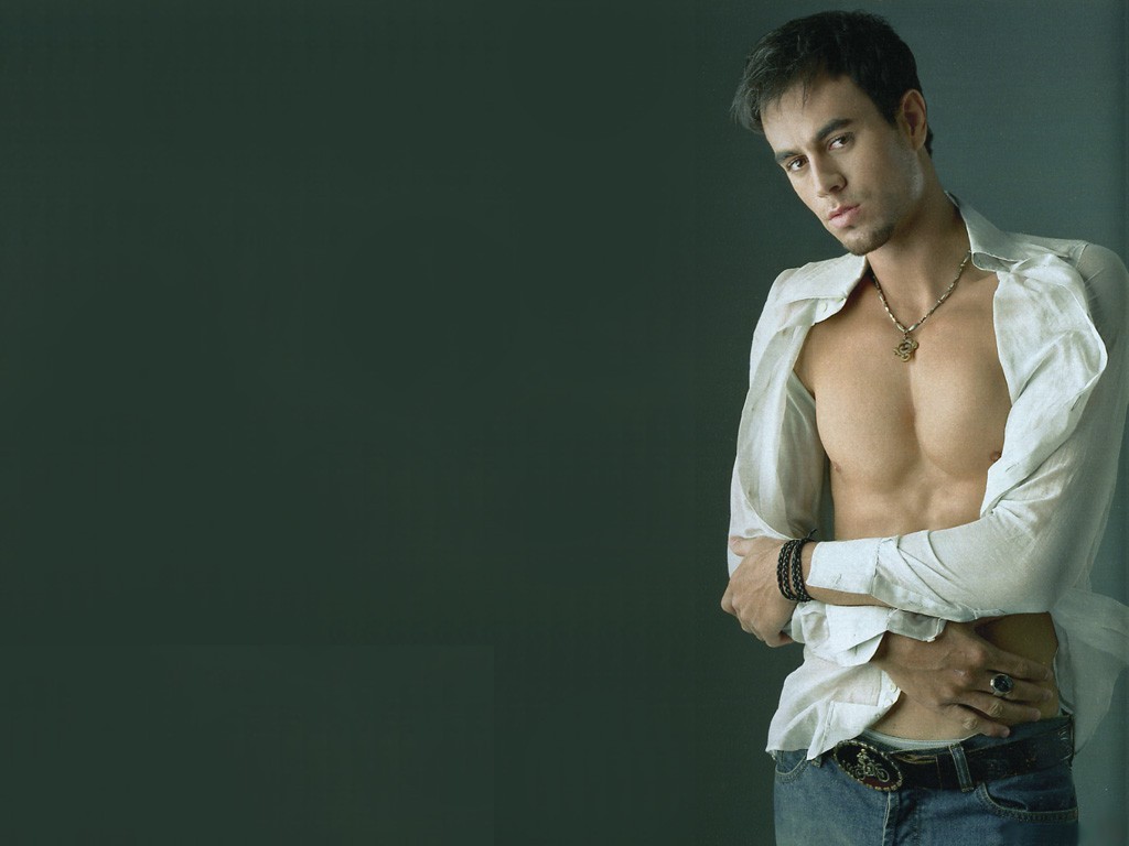 enrique iglesias hd wallpaper,in piedi,spalla,fotografia,il petto,addome