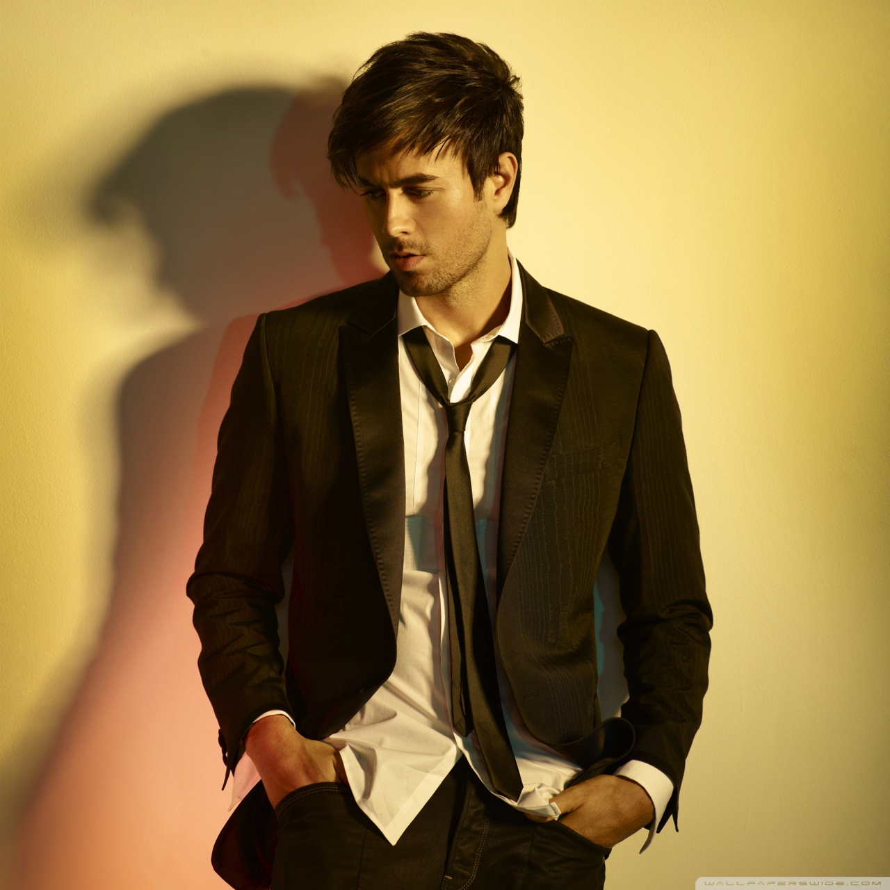 enrique iglesias hd wallpaper,suit,formal wear,human,outerwear,cool