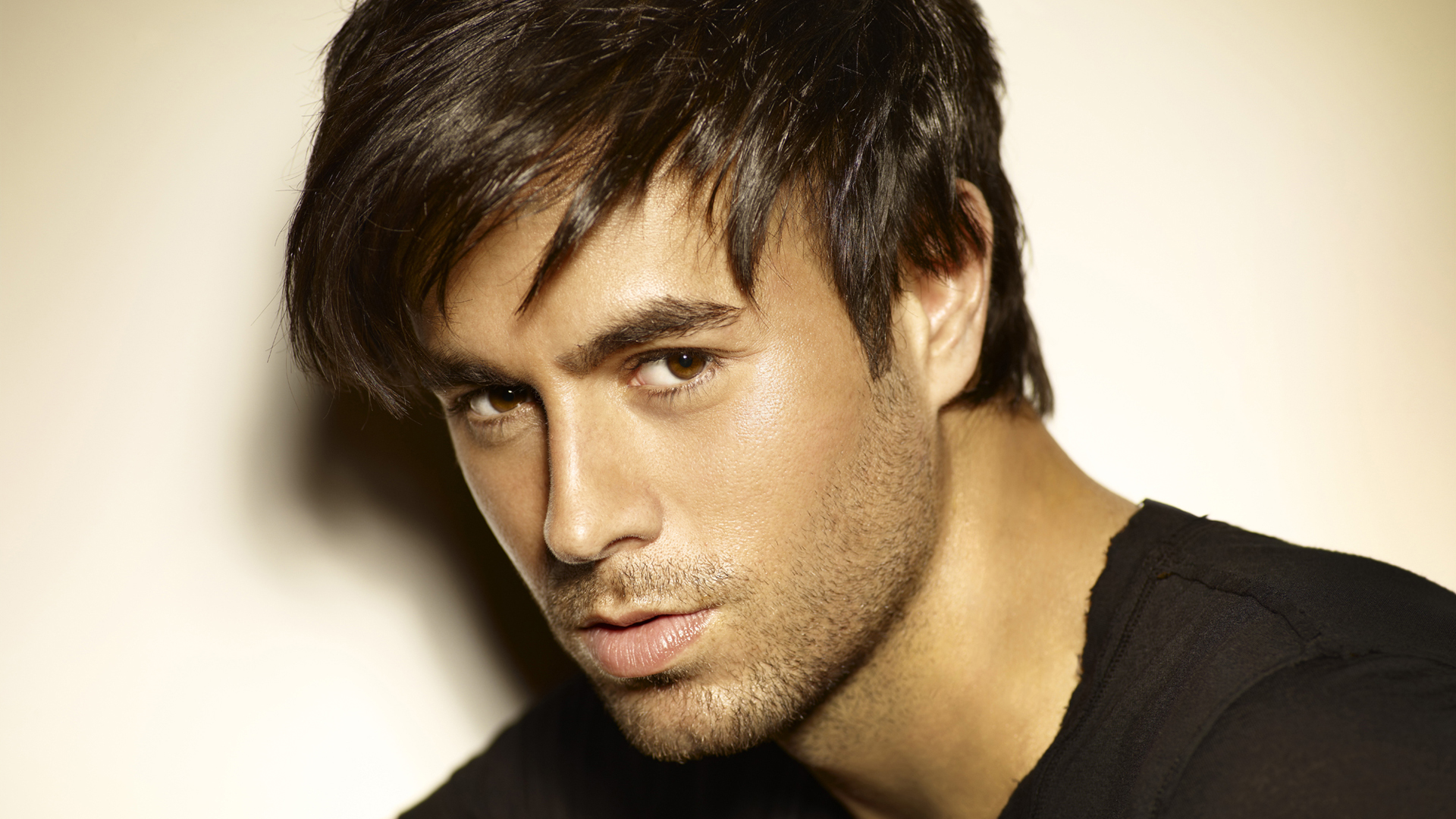 enrique iglesias fond d'écran hd,cheveux,visage,coiffure,front,sourcil