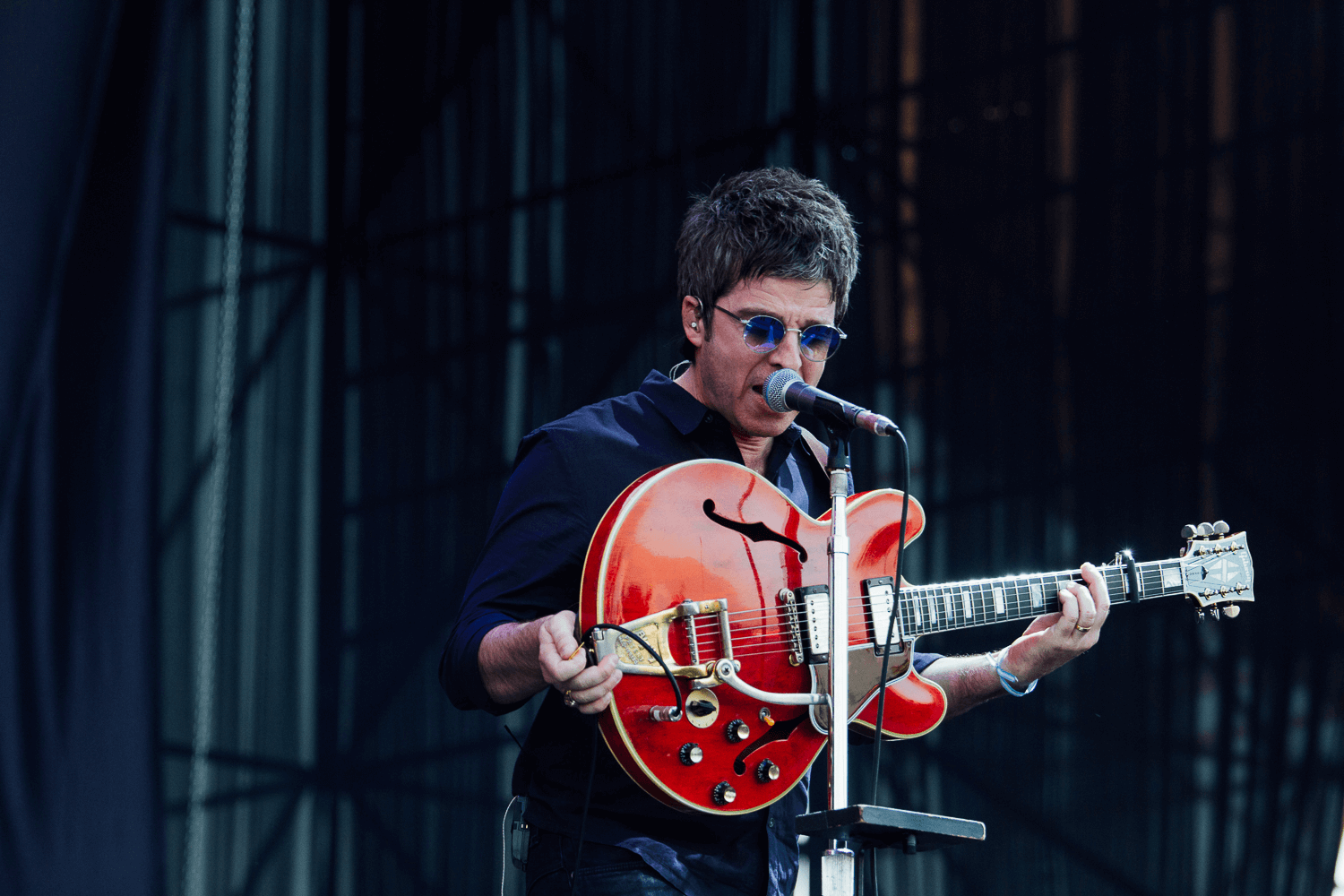 noel gallagher tapete,gitarre,musikinstrument,musiker,musik ,gitarrist