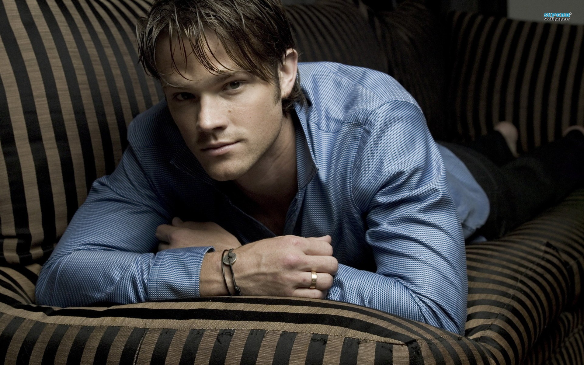 jared padalecki fondo de pantalla,sentado,humano,frio,fotografía,mueble