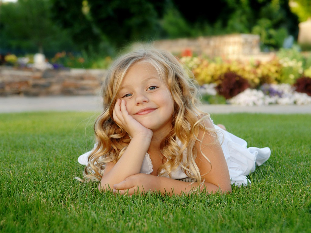 fonds d'écran pour les 9 ans,cheveux,herbe,blond,enfant,beauté