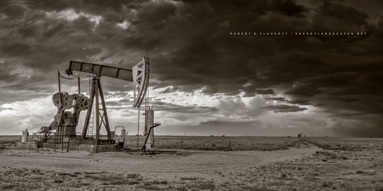 fondo de pantalla de campo petrolífero,cielo,negro,fotografía,en blanco y negro,fotografía monocroma