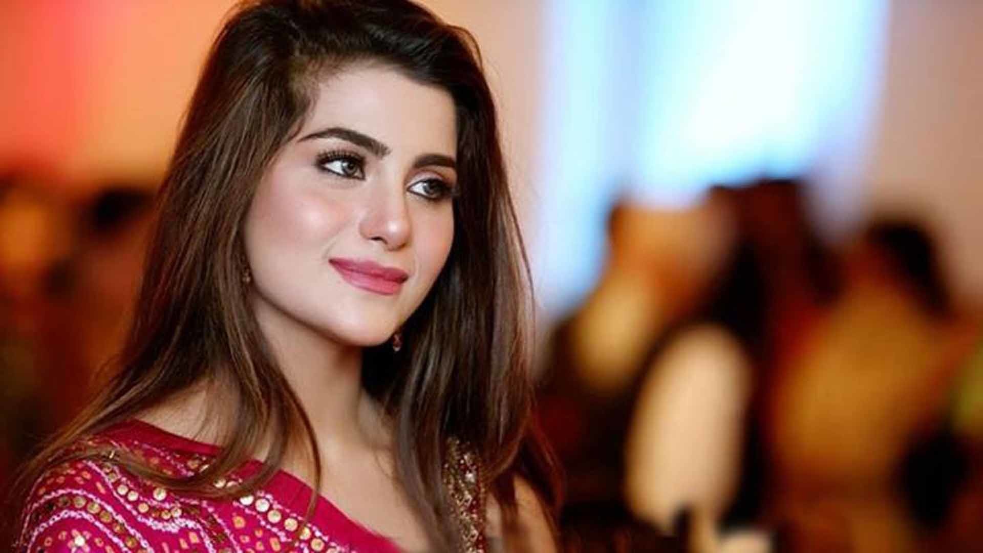 パキスタンの女優の壁紙,ヘア,眉,美しさ,リップ,髪型