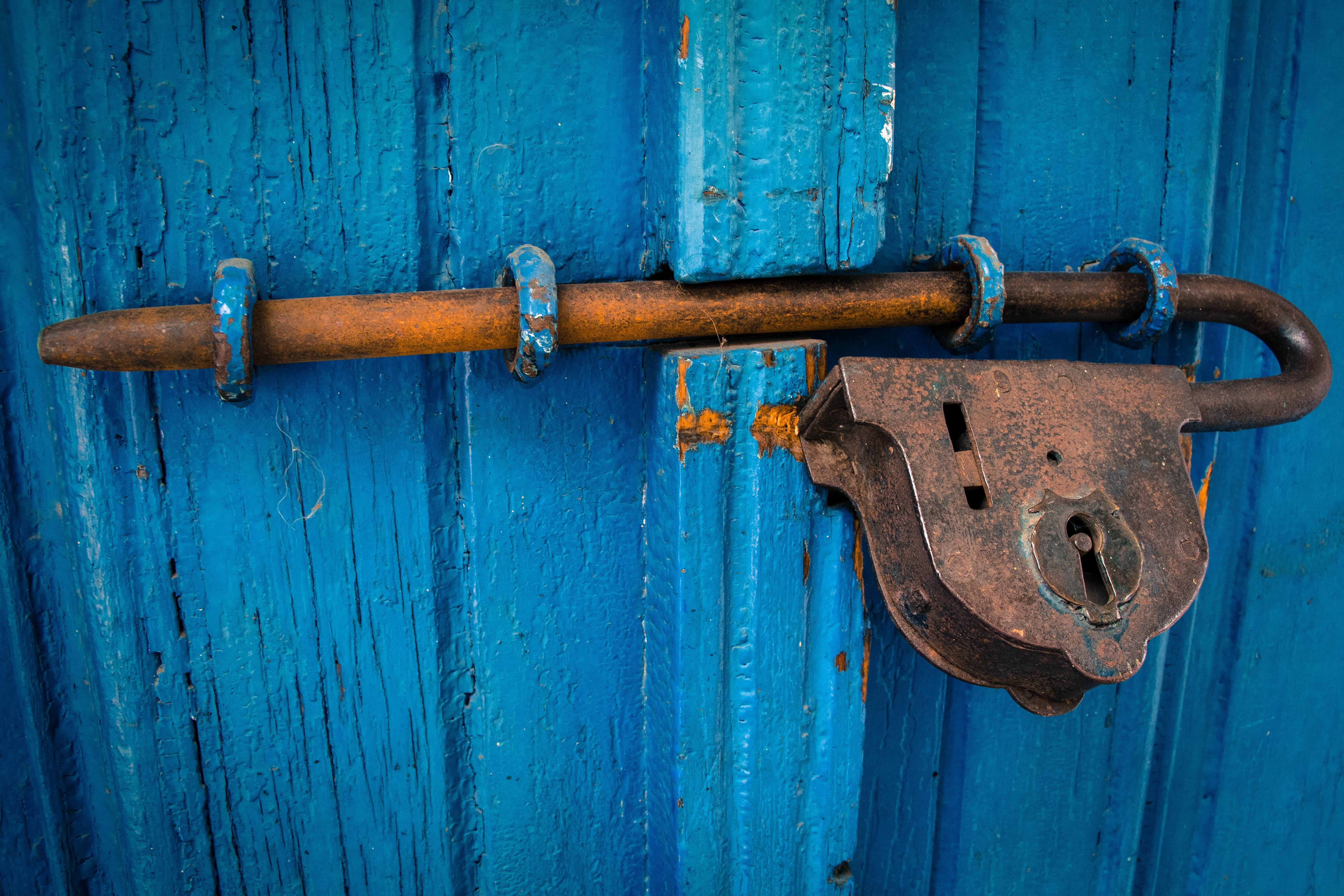door lock wallpaper,lock,rust,padlock,latch,metal