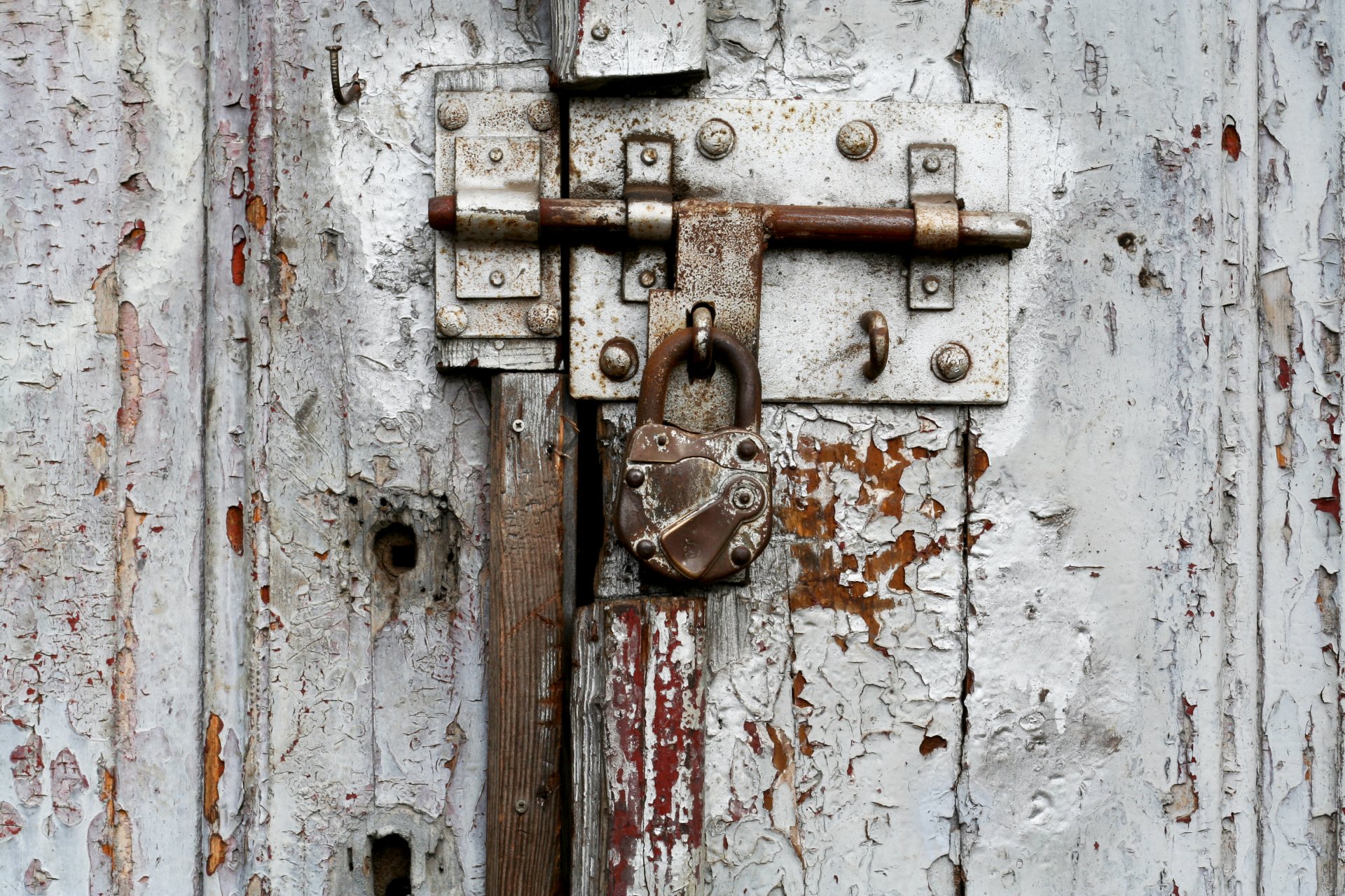 door lock wallpaper,lock,latch,wood,rust,padlock