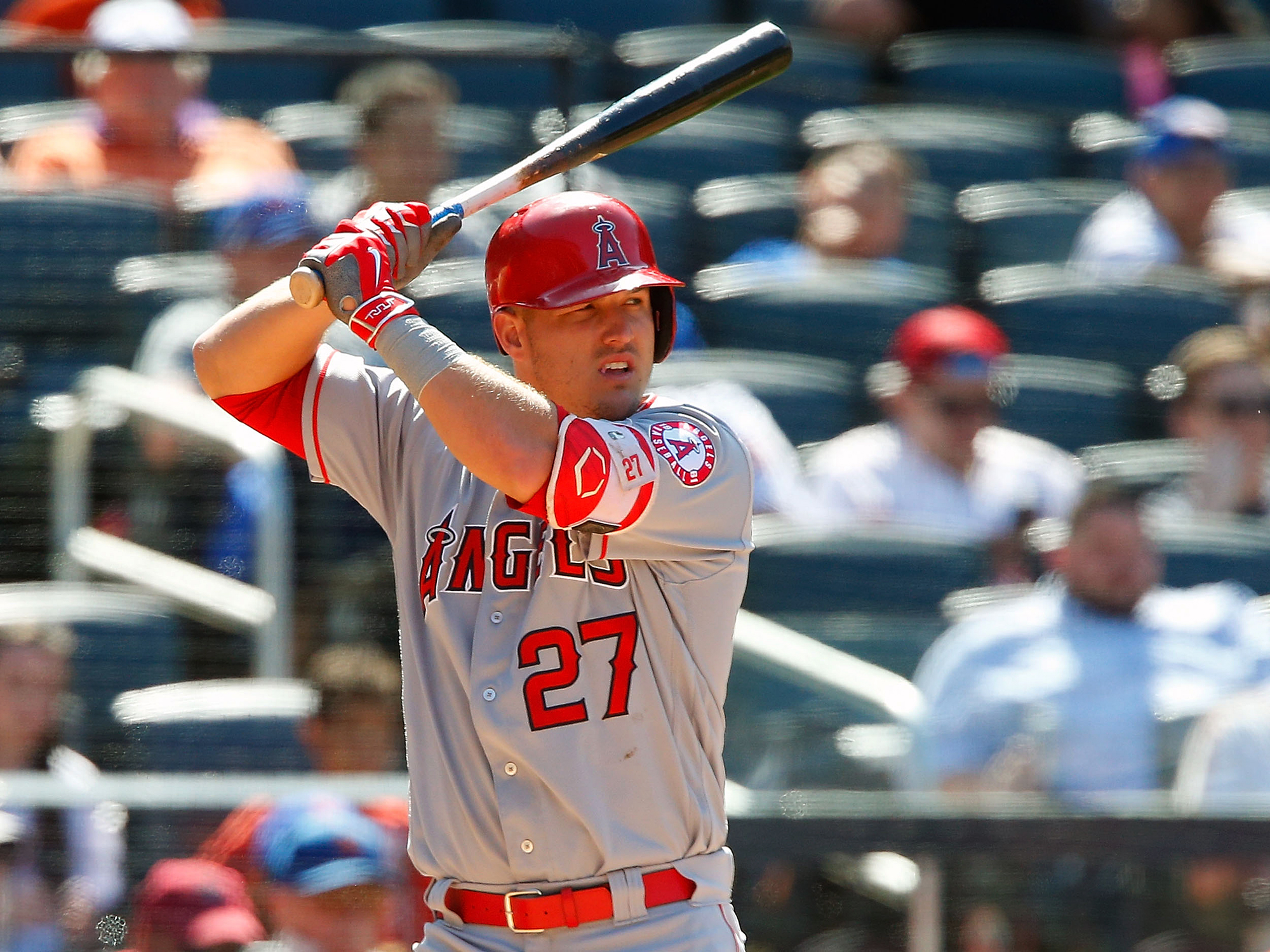 fondo de pantalla de mike trout,jugador de baseball,uniforme de beisbol,béisbol,juegos de bate y pelota,beisbol universitario