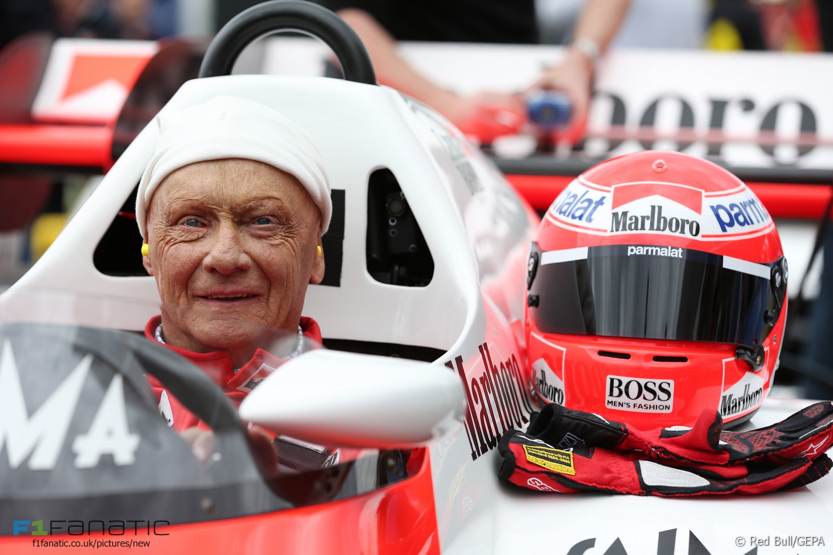 fondo de pantalla de niki lauda,yelmo,vehículo,coche de carreras,coche,equipo de protección personal