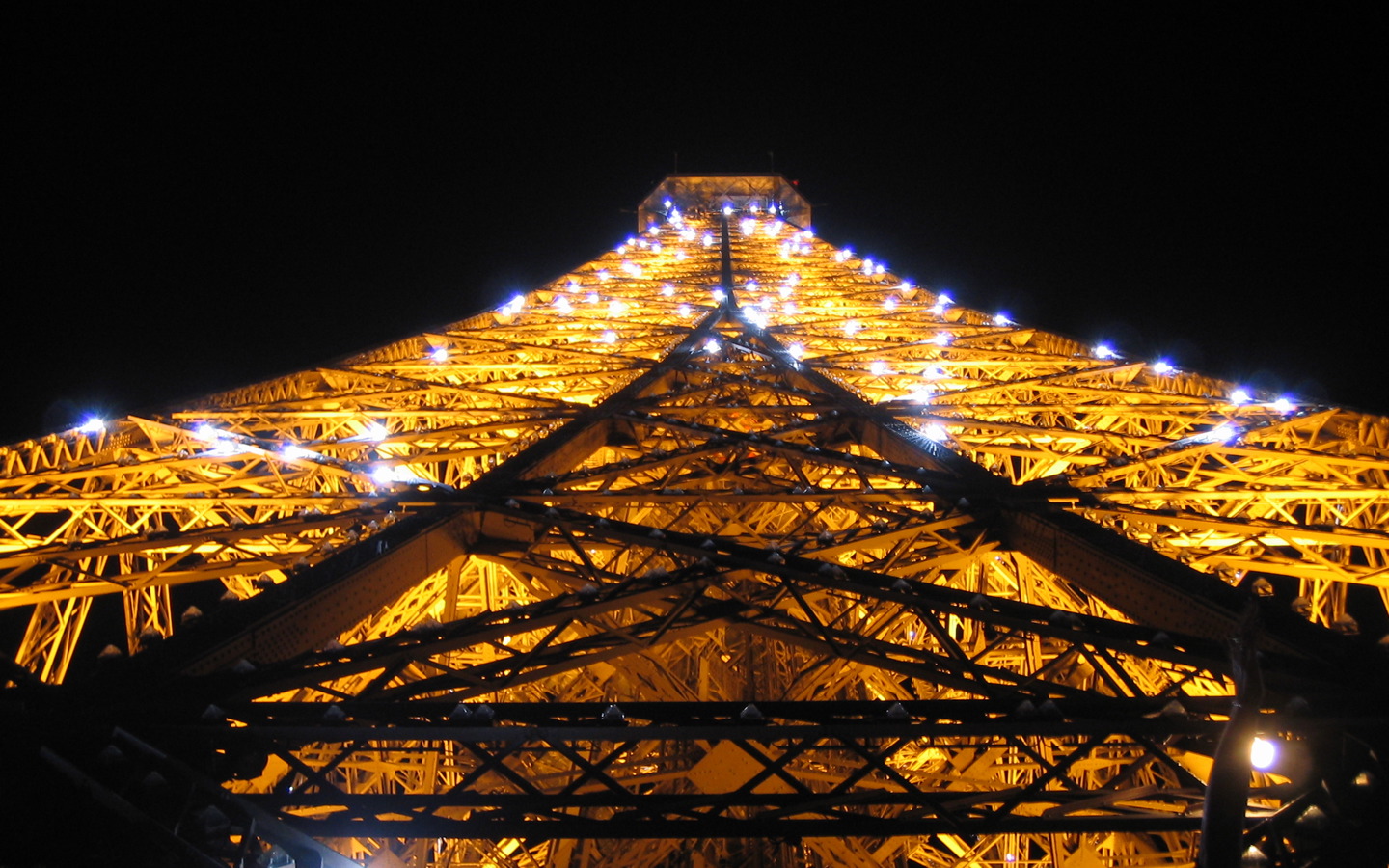 fonds d'écran éclairés,nuit,éclairage,architecture,la tour,symétrie