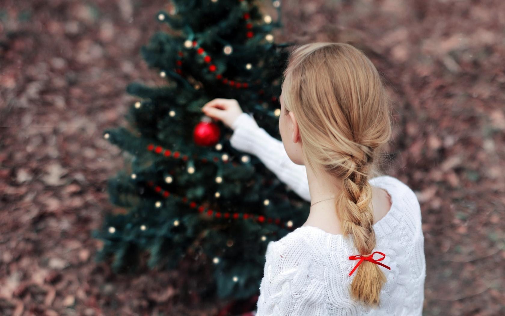 mood wallpaper,hair,christmas tree,hairstyle,tree,blond