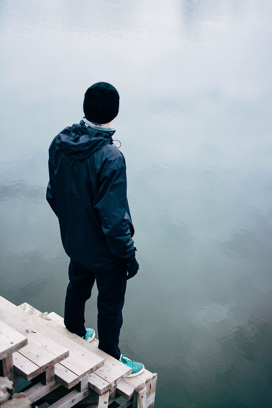 alone wallpaper,atmospheric phenomenon,water,standing,fog,mist