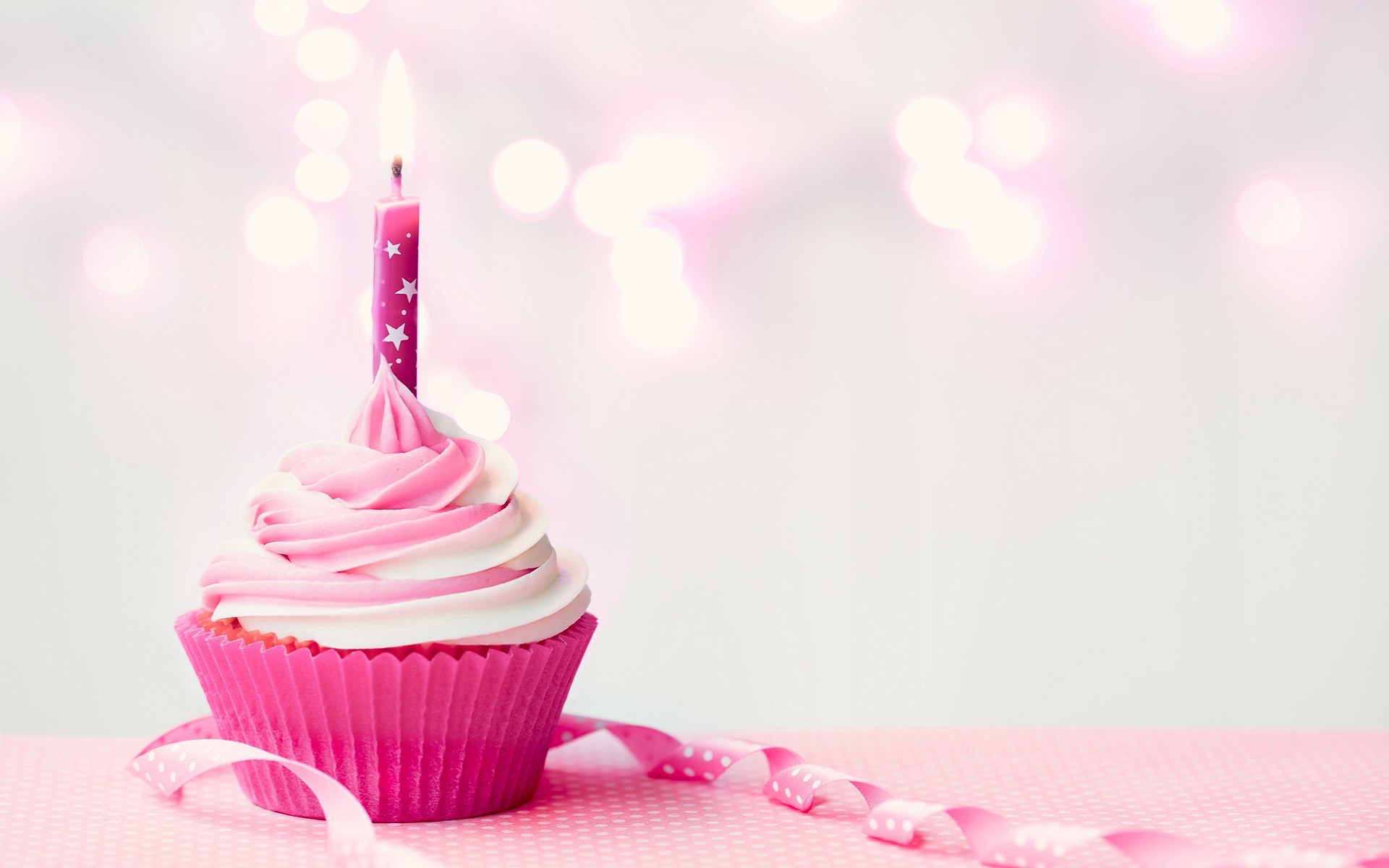 お誕生日おめでとう壁紙,ピンク,ケーキ,バタークリーム,アイシング,カップケーキ