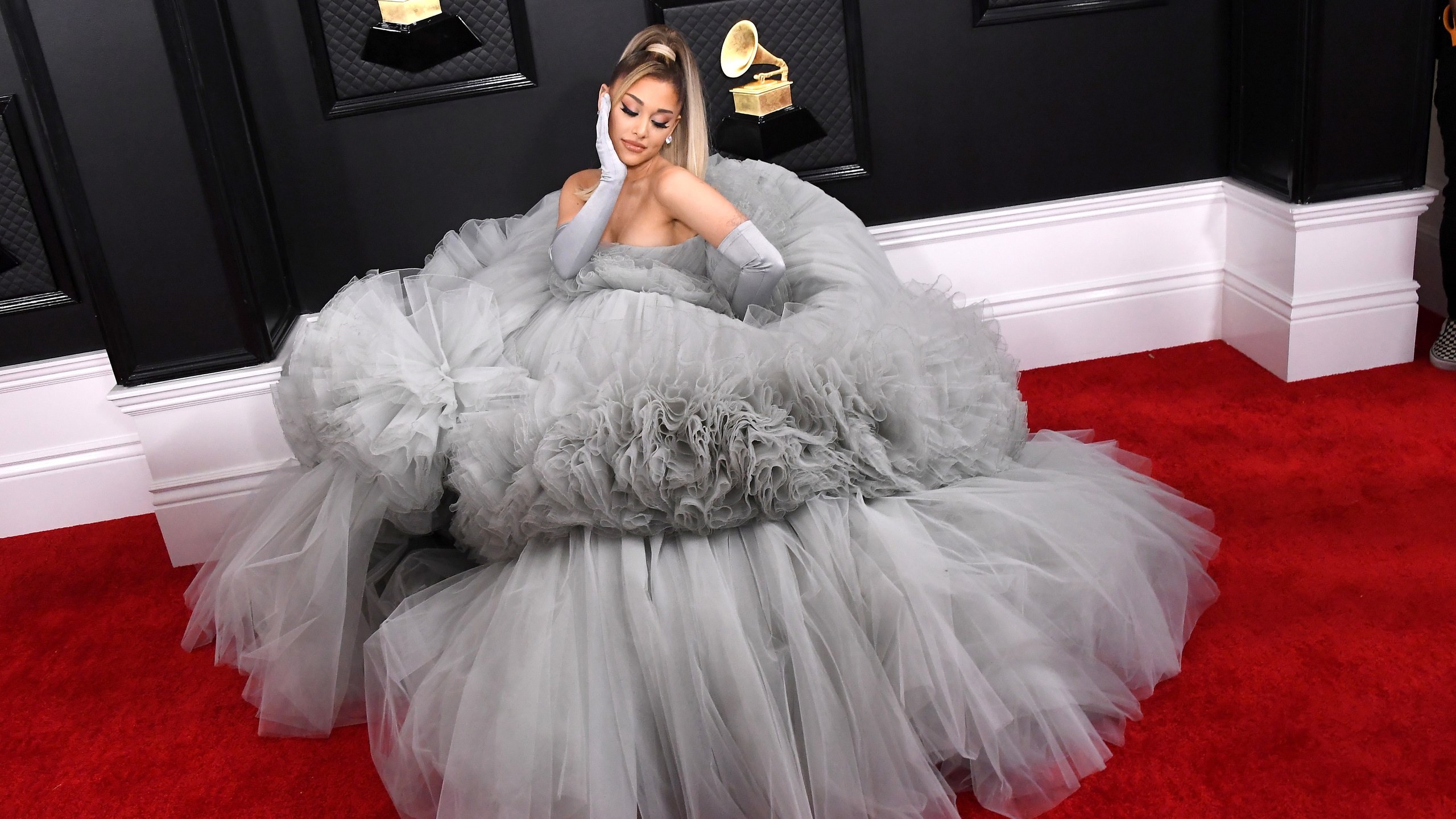 fond d'écran ariana grande,vêtements,robe,fourrure,vêtements en fourrure,robe de mariée