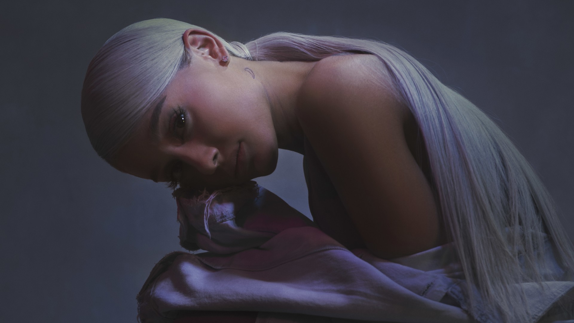 ariana grande wallpaper,hair,skin,beauty,shoulder,blond