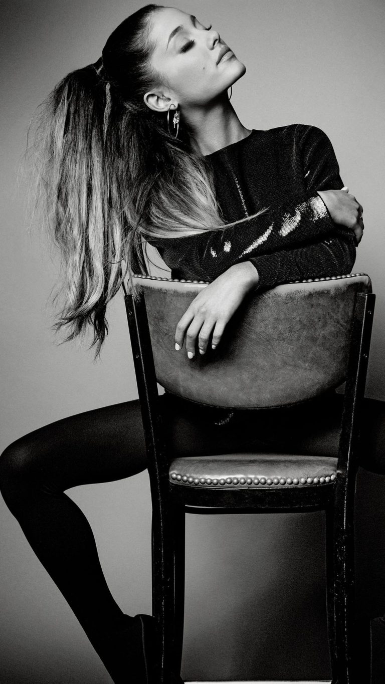 アリアナ・グランデ壁紙,座っている,黒,美しさ,黒と白,ショルダー