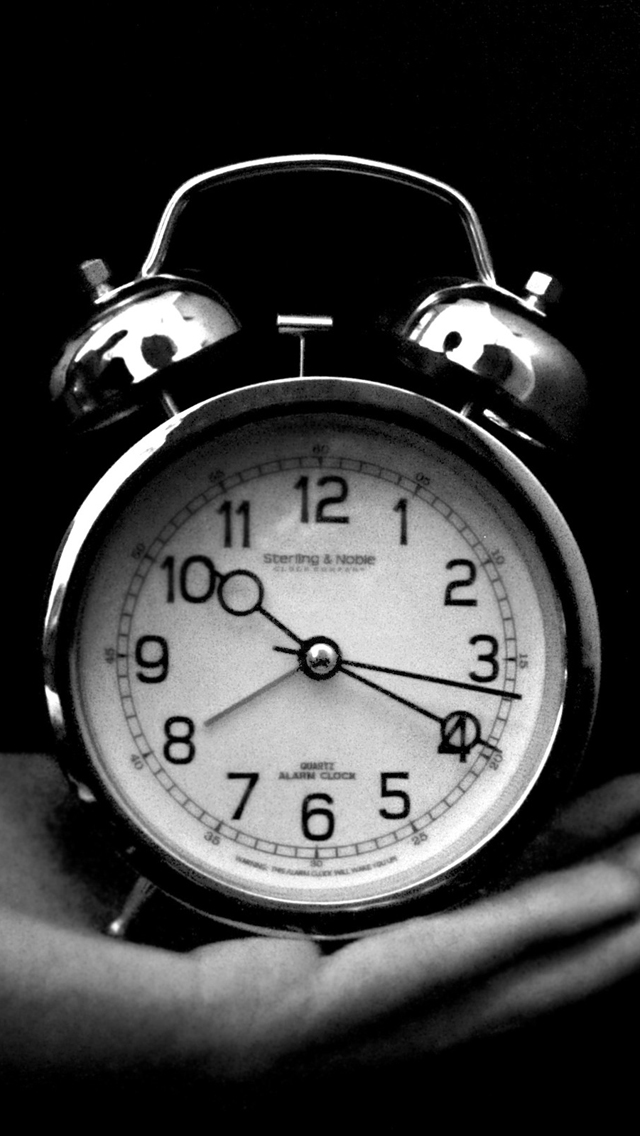 guarda lo sfondo,orologio analogico,orologio,nero,fotografia di still life,orologio