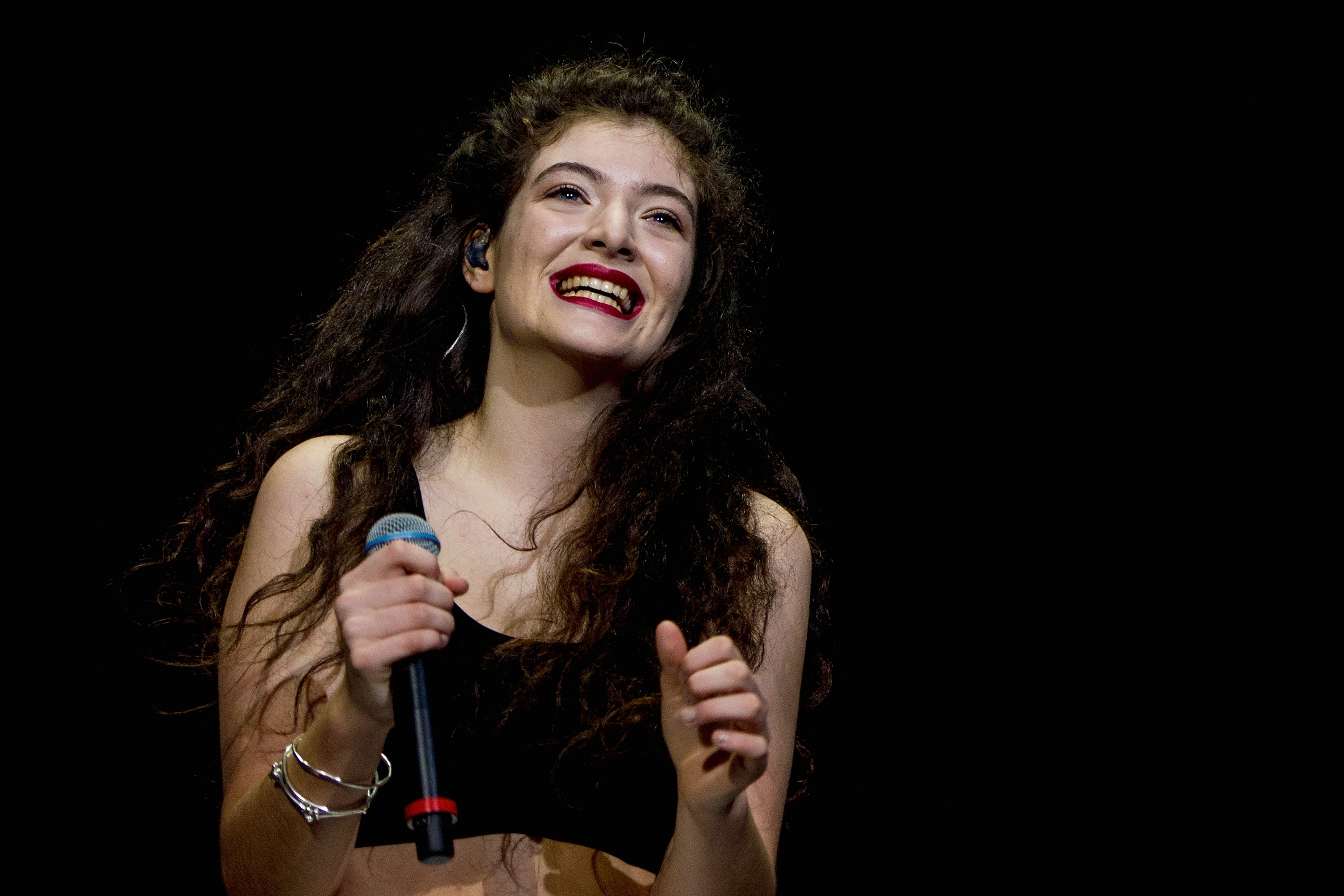 lorde wallpaper,microphone,beauty,singing,singer,audio equipment