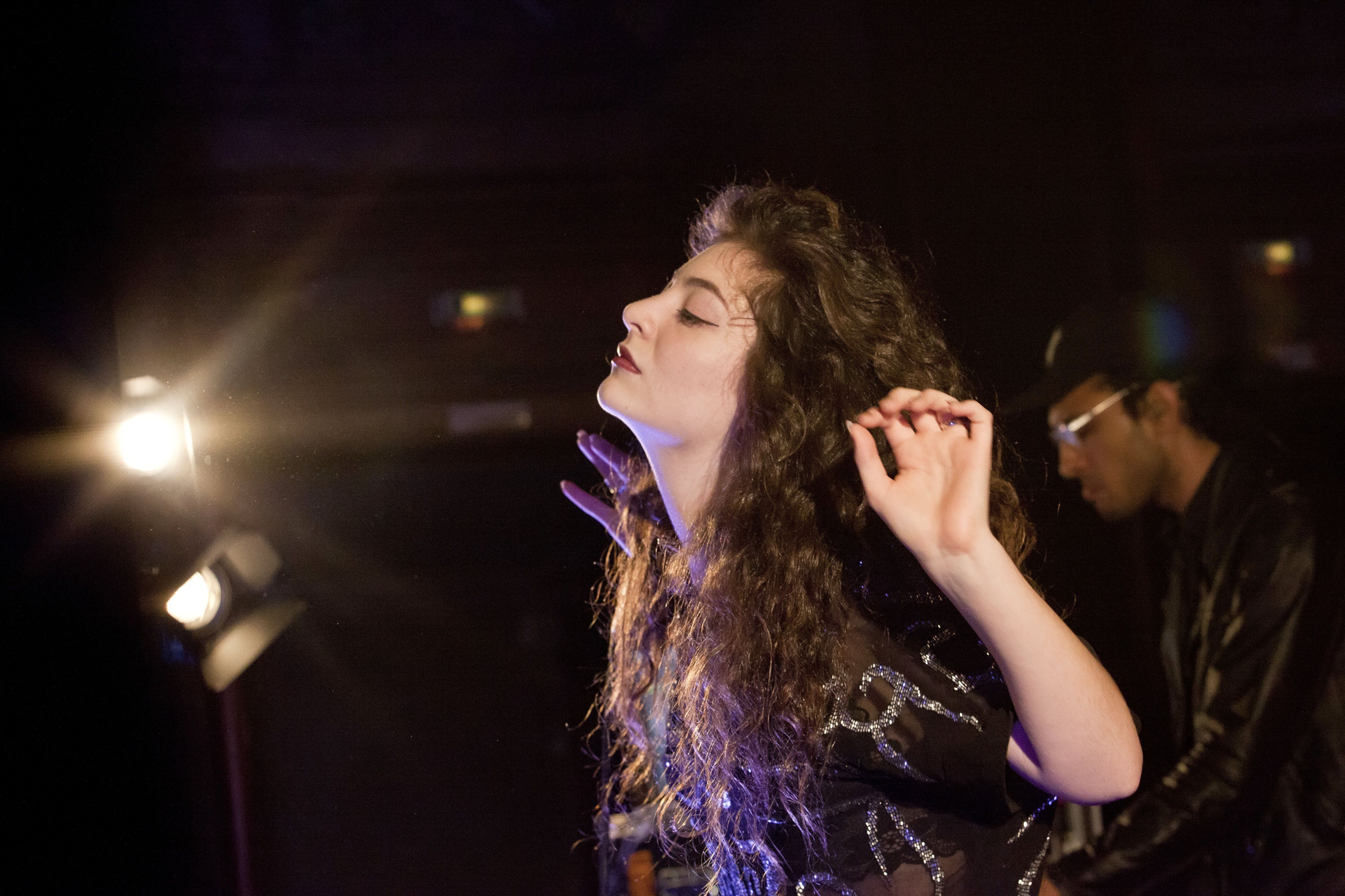 lorde wallpaper,performance,entertainment,singing,performing arts,stage