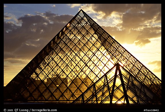 fond d'écran nom afifa,pyramide,ciel,architecture,nuage,symétrie