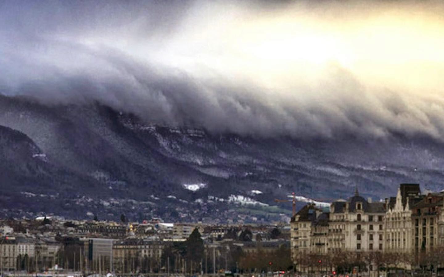 tsunami tapete,himmel,wolke,tagsüber,atmosphäre,berg