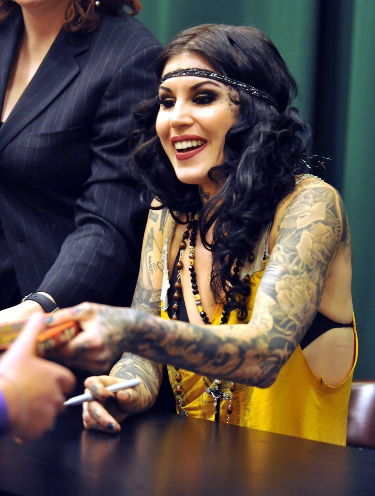 kat von d wallpaper,smile