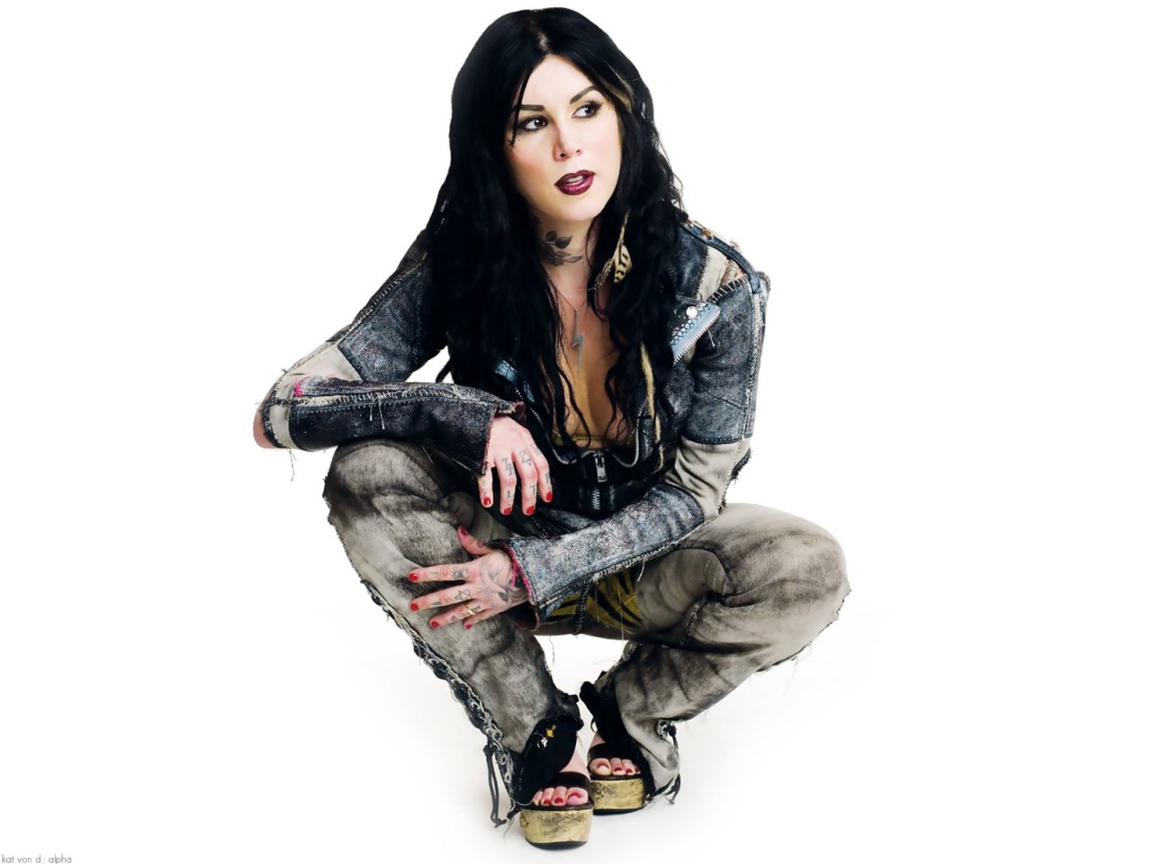 kat von d wallpaper,sitting,leg,black hair,photography,cool