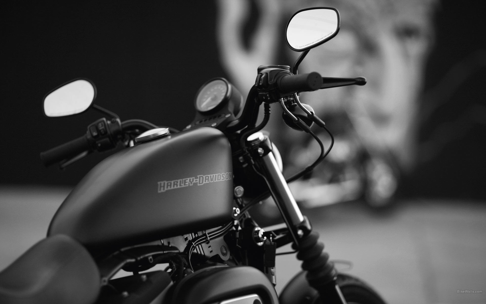 harley davidson iron 883 hd wallpaper,motociclo,nero,veicolo,illuminazione automobilistica,leggero