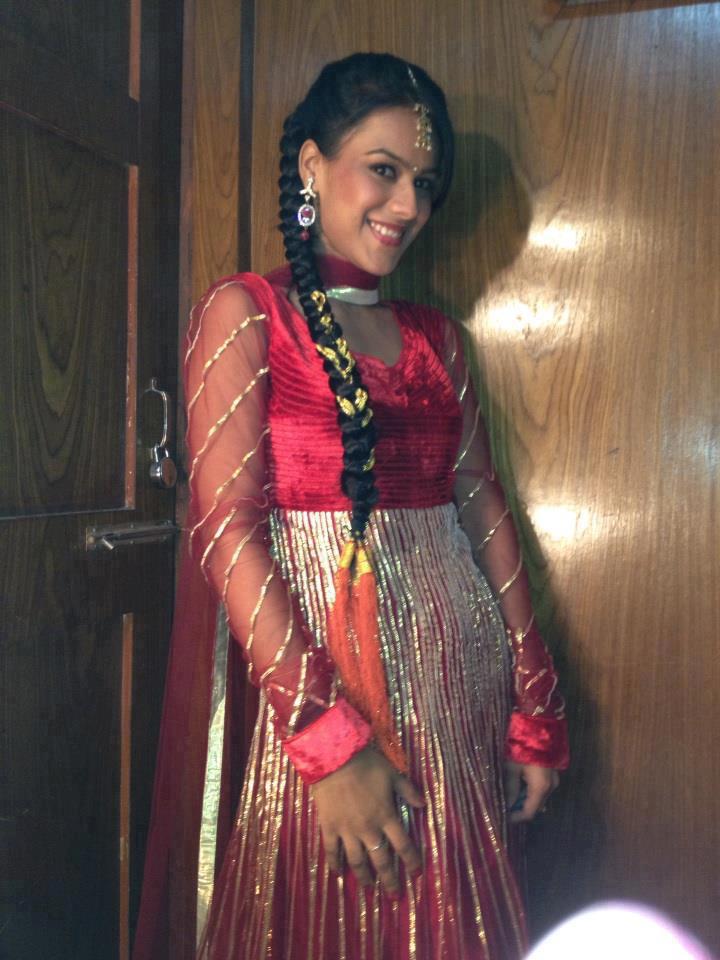 nia sharma hd wallpaper,sari,abdomen,trunk,wedding reception,event