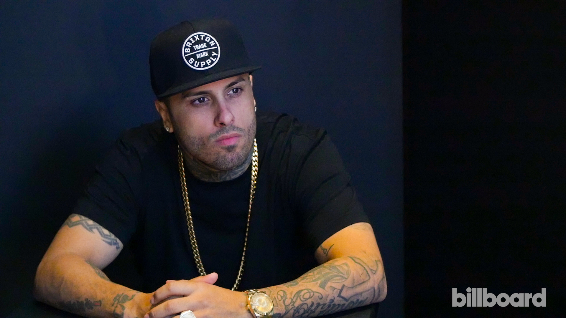 carta da parati nicky jam,cantante rap,freddo,musica,tatuaggio,font