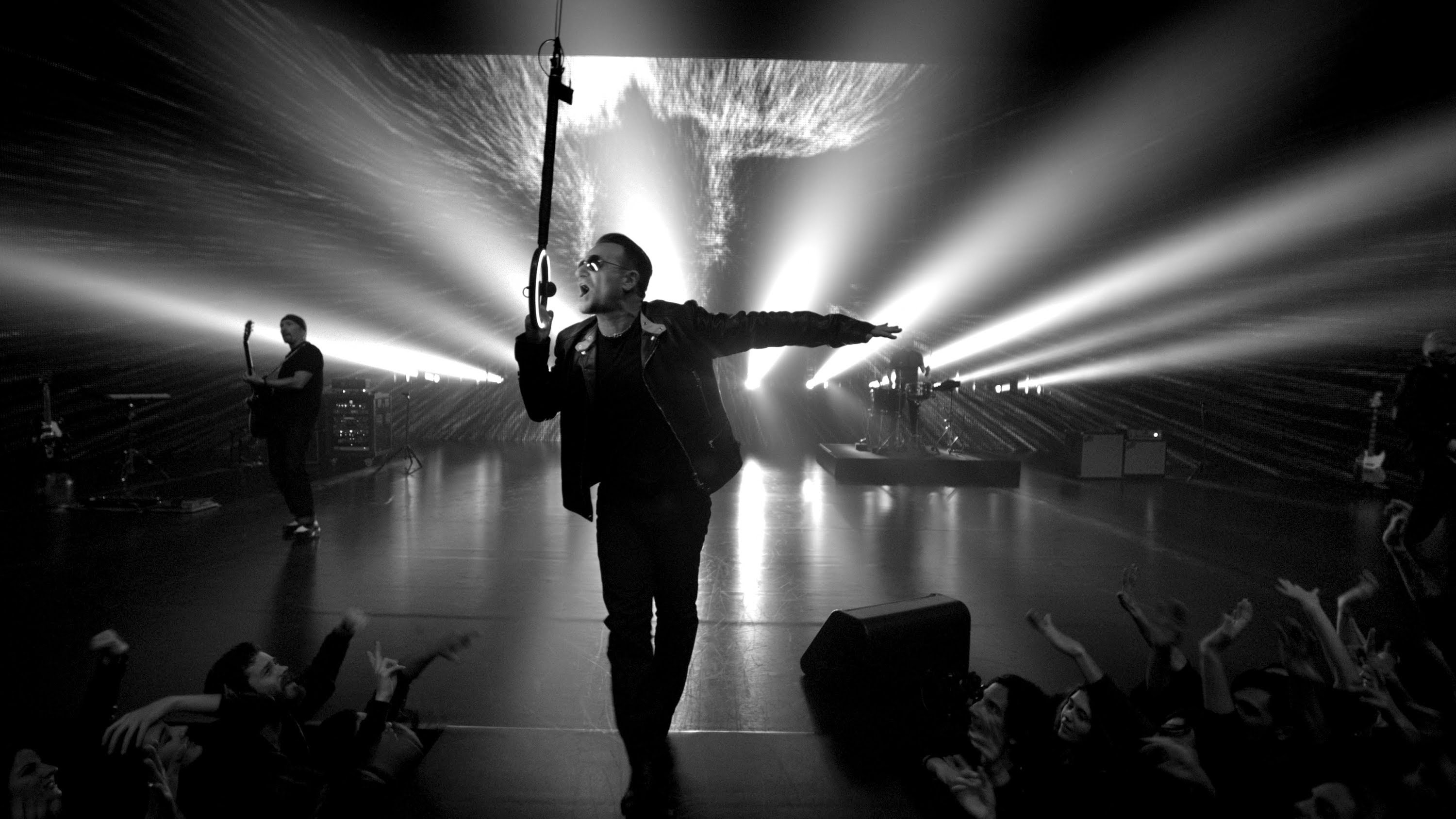 u2 wallpaper hd,performance,light,stage,black and white,performing arts