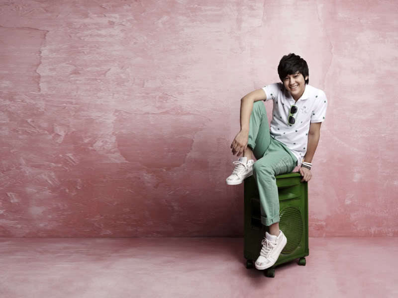bum wallpaper,green,standing,human,sitting,photography