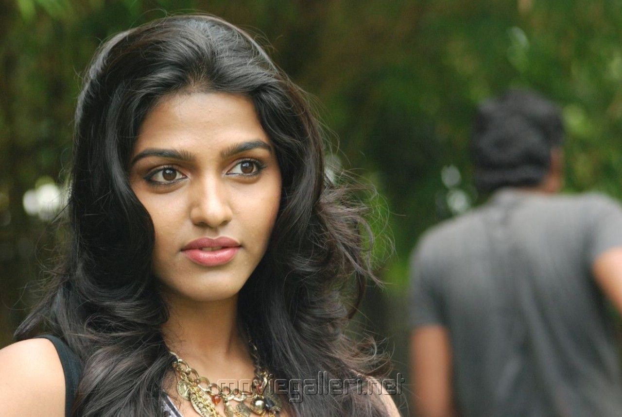 tamil actress hd wallpapers free download,hair,black hair,hairstyle,beauty,lip