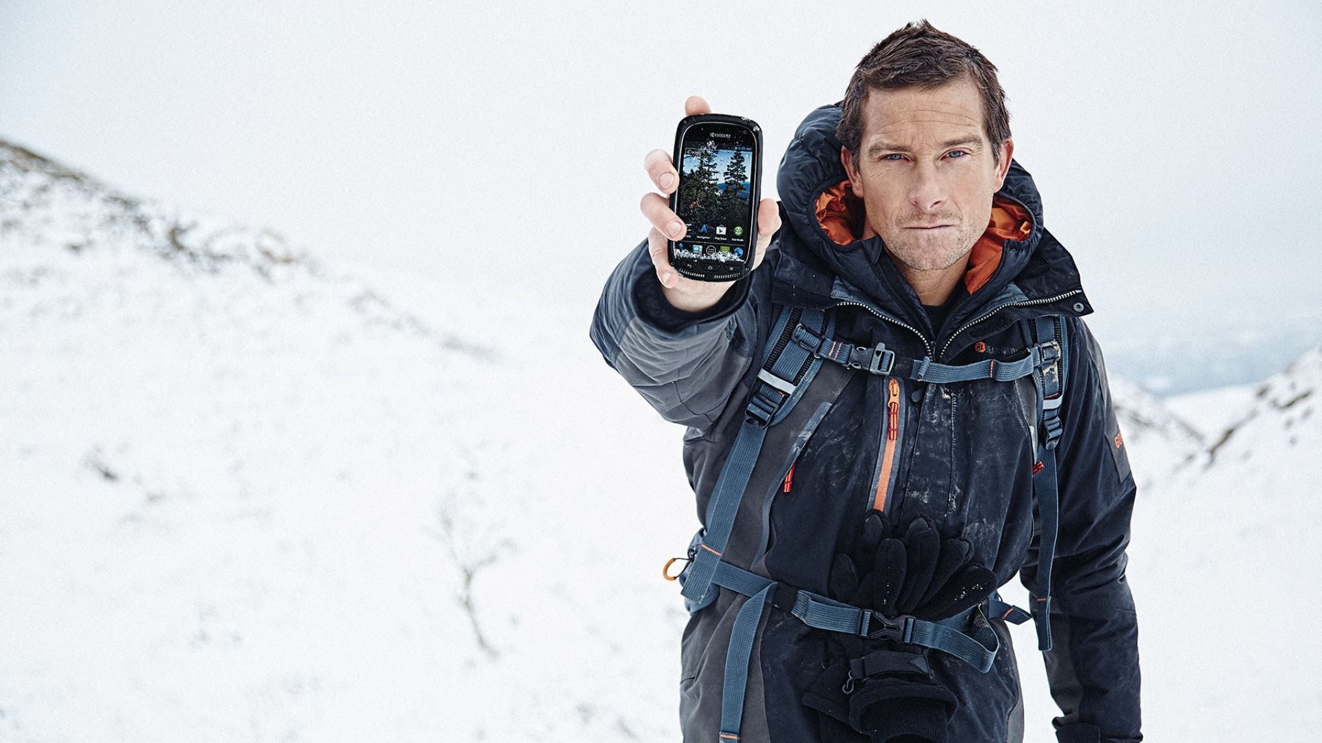 oso grylls fondo de pantalla,invierno,fotografía,cámara,nieve,chaqueta