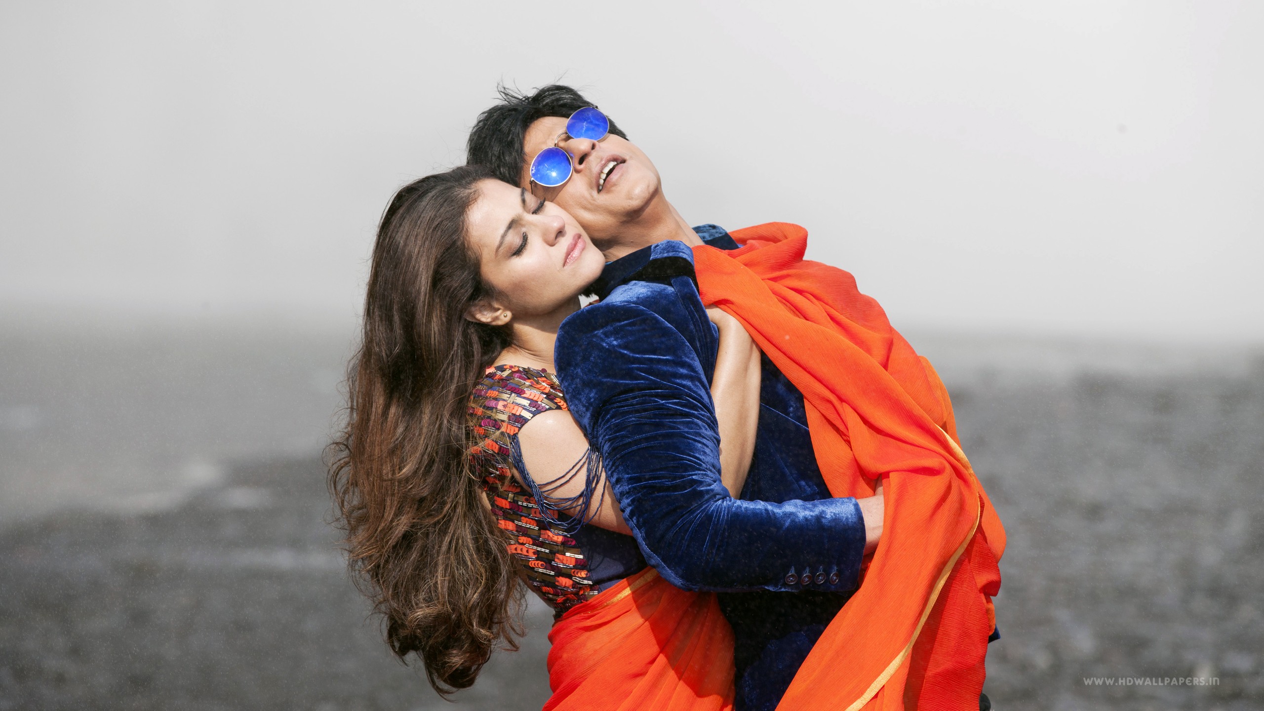 dilwale壁紙ダウンロード,写真,楽しい,抱擁,インタラクション,写真撮影