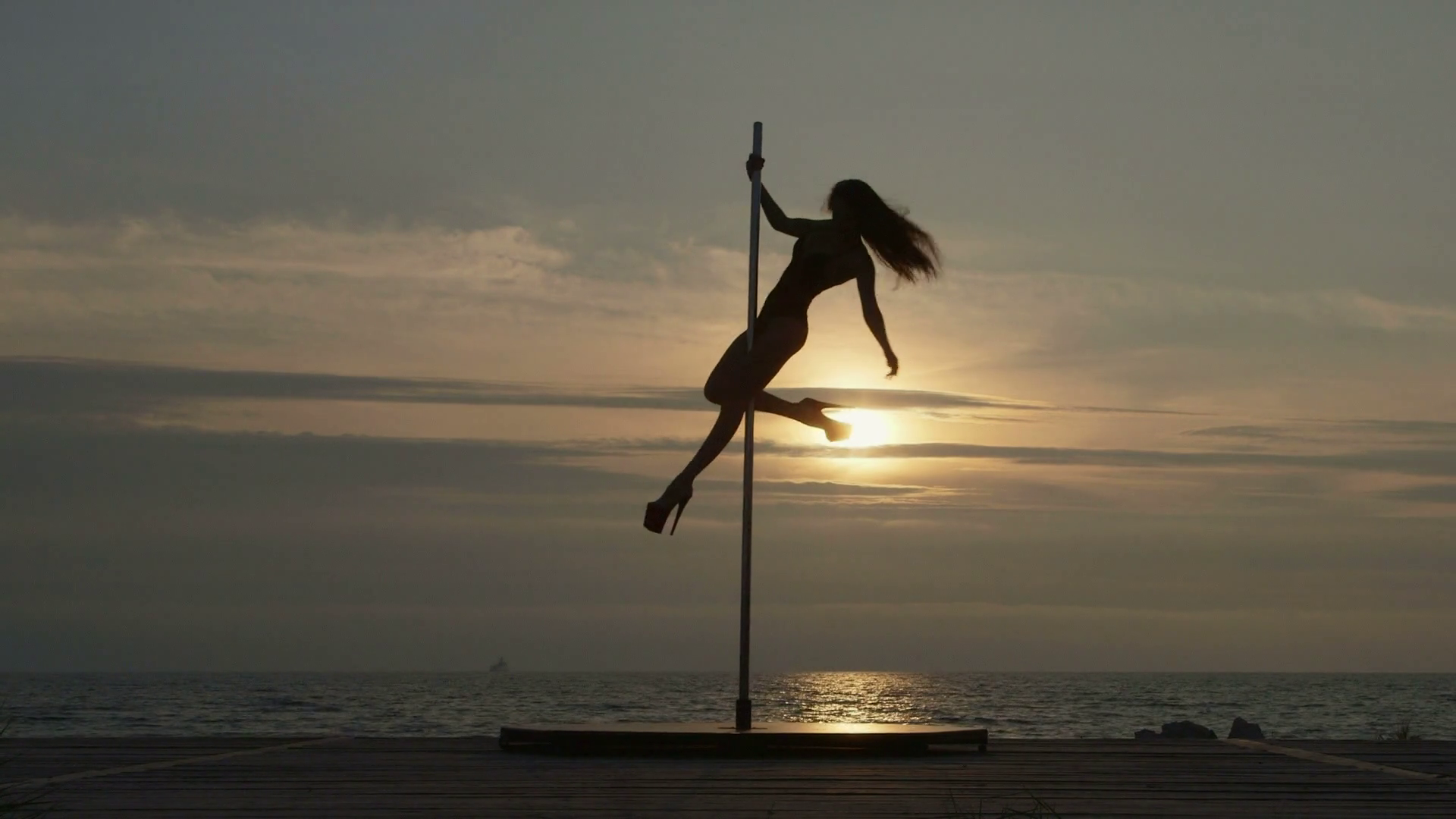 pole dance wallpaper,pole dance,jumping,dance,sky,sea (#240356