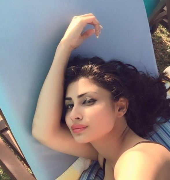 mouni roy fondo de pantalla hd,cabello,selfie,belleza,ceja,peinado