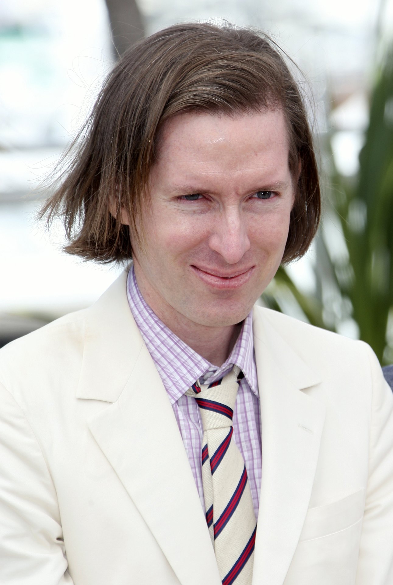 wes anderson iphone wallpaper,hair,white collar worker,forehead,chin,businessperson