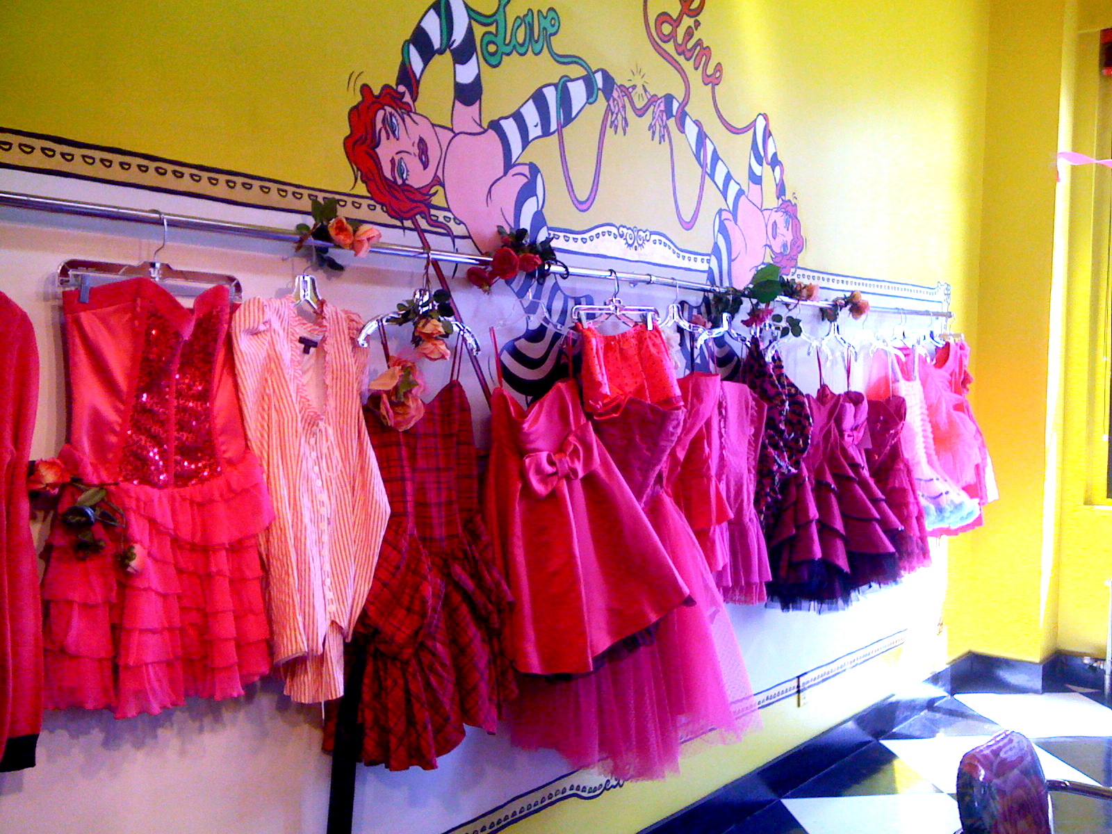fondo de pantalla de betsey johnson,boutique,percha,ropa,rosado,moda