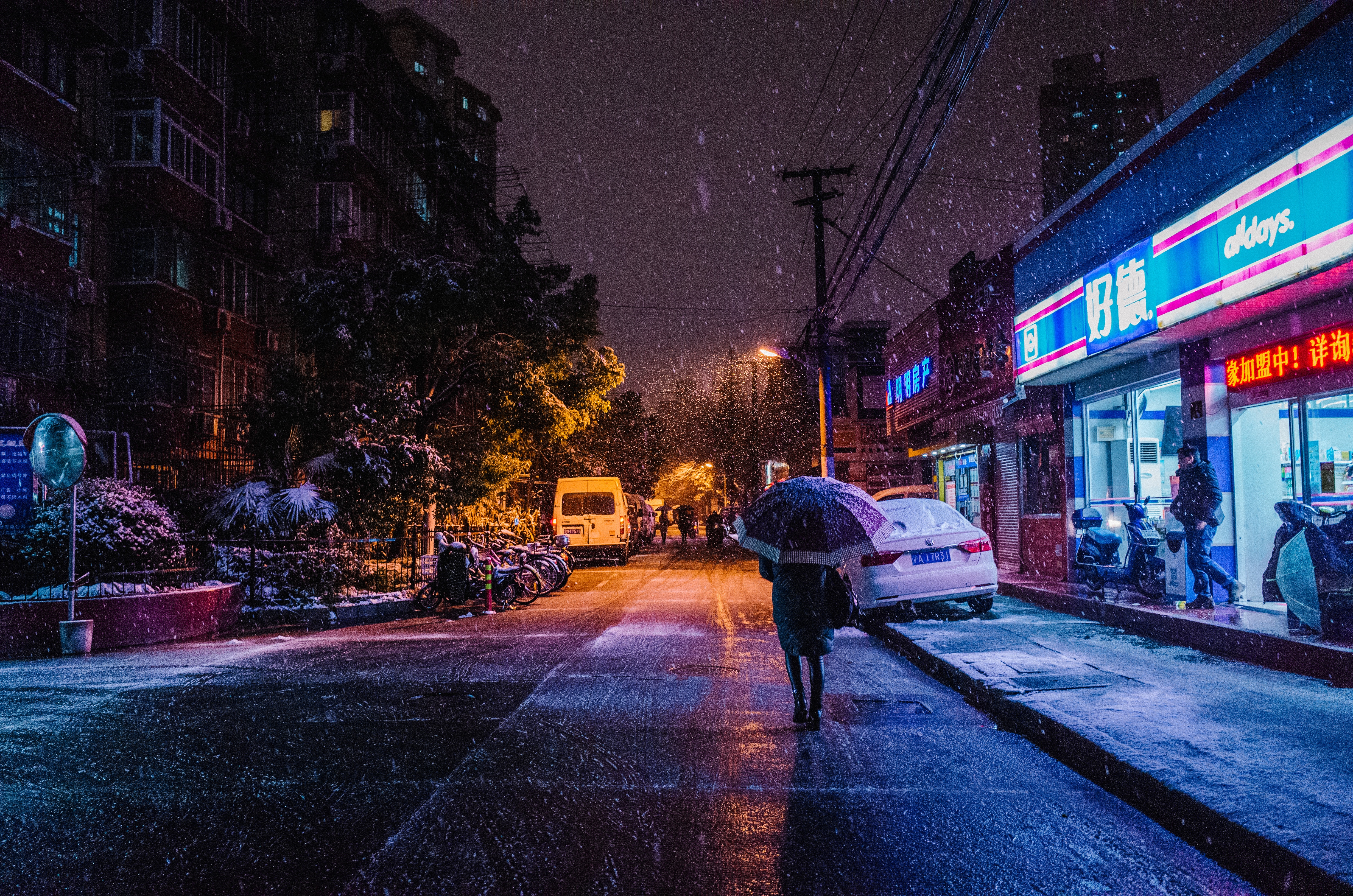 personas fondos de pantalla hd,noche,cielo,área urbana,lluvia,pueblo