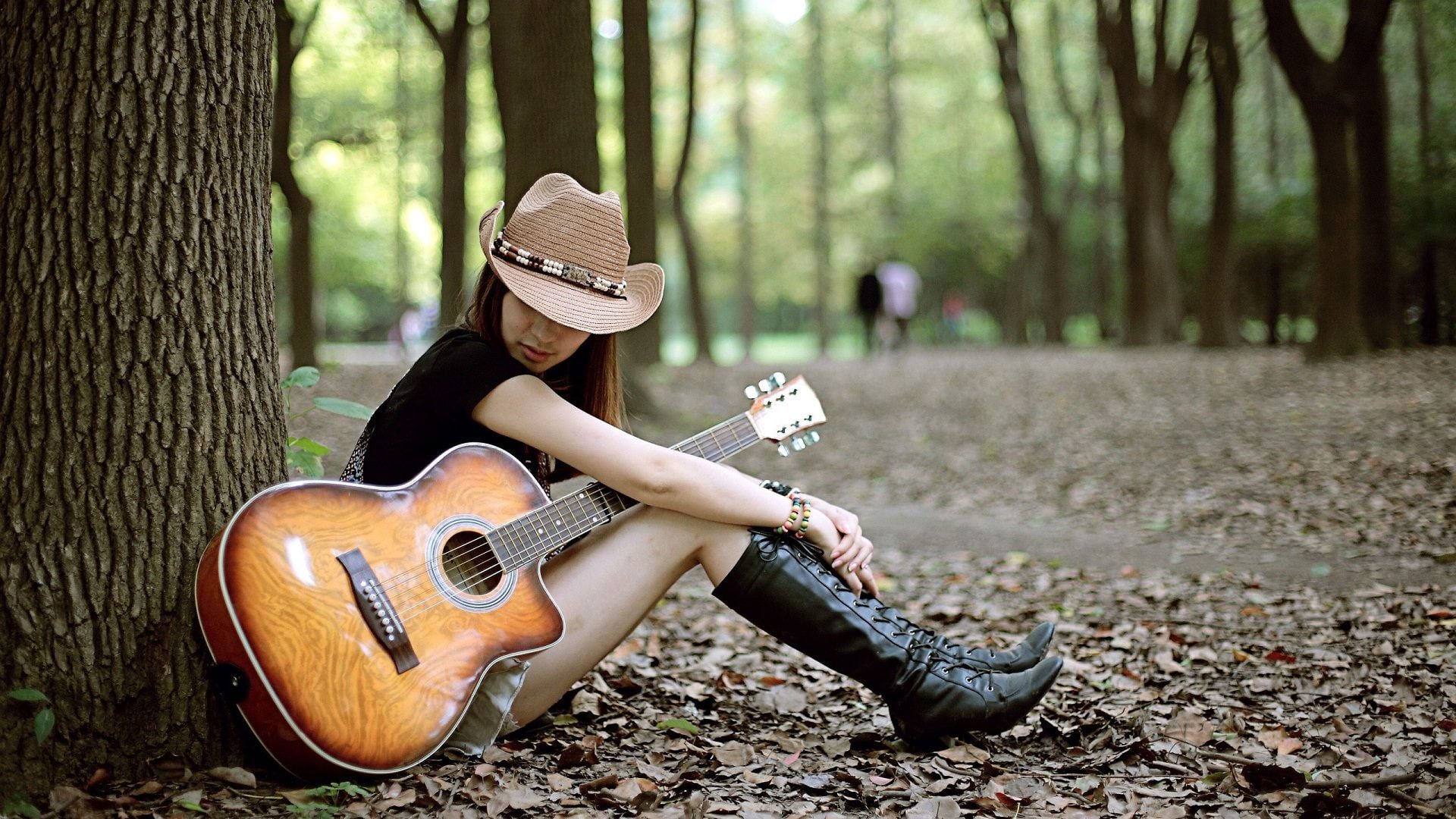 fondo de pantalla de niña con guitarra,guitarra,árbol,músico,instrumento musical,instrumentos de cuerda pulsada