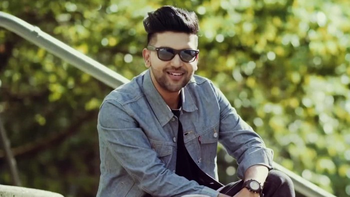 download di sfondi guru randhawa,occhiali,freddo,occhiali da sole,bicchieri,seduta