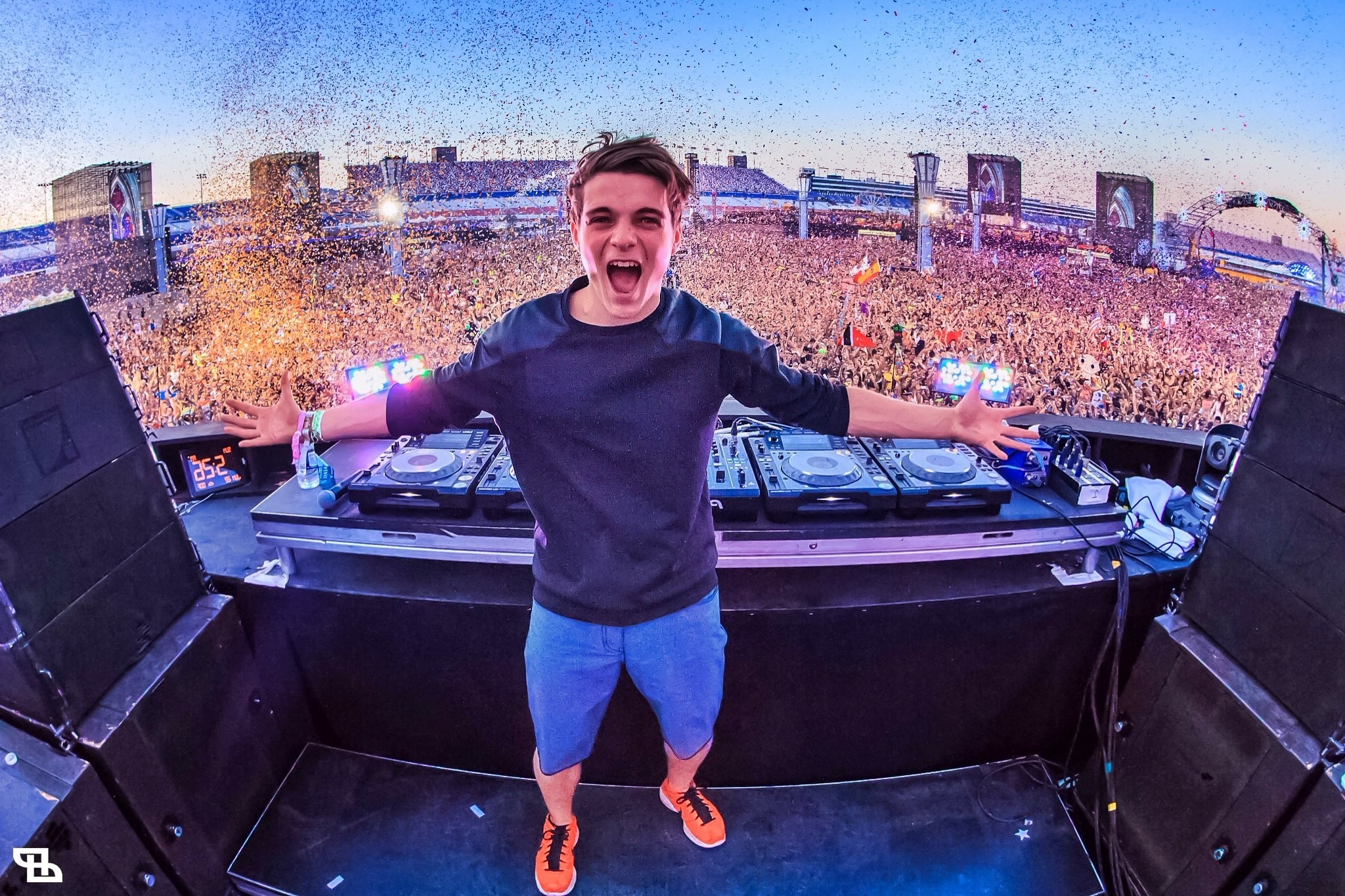 martin garrix 4k wallpaper,sky,selfie,photography,fun,roof